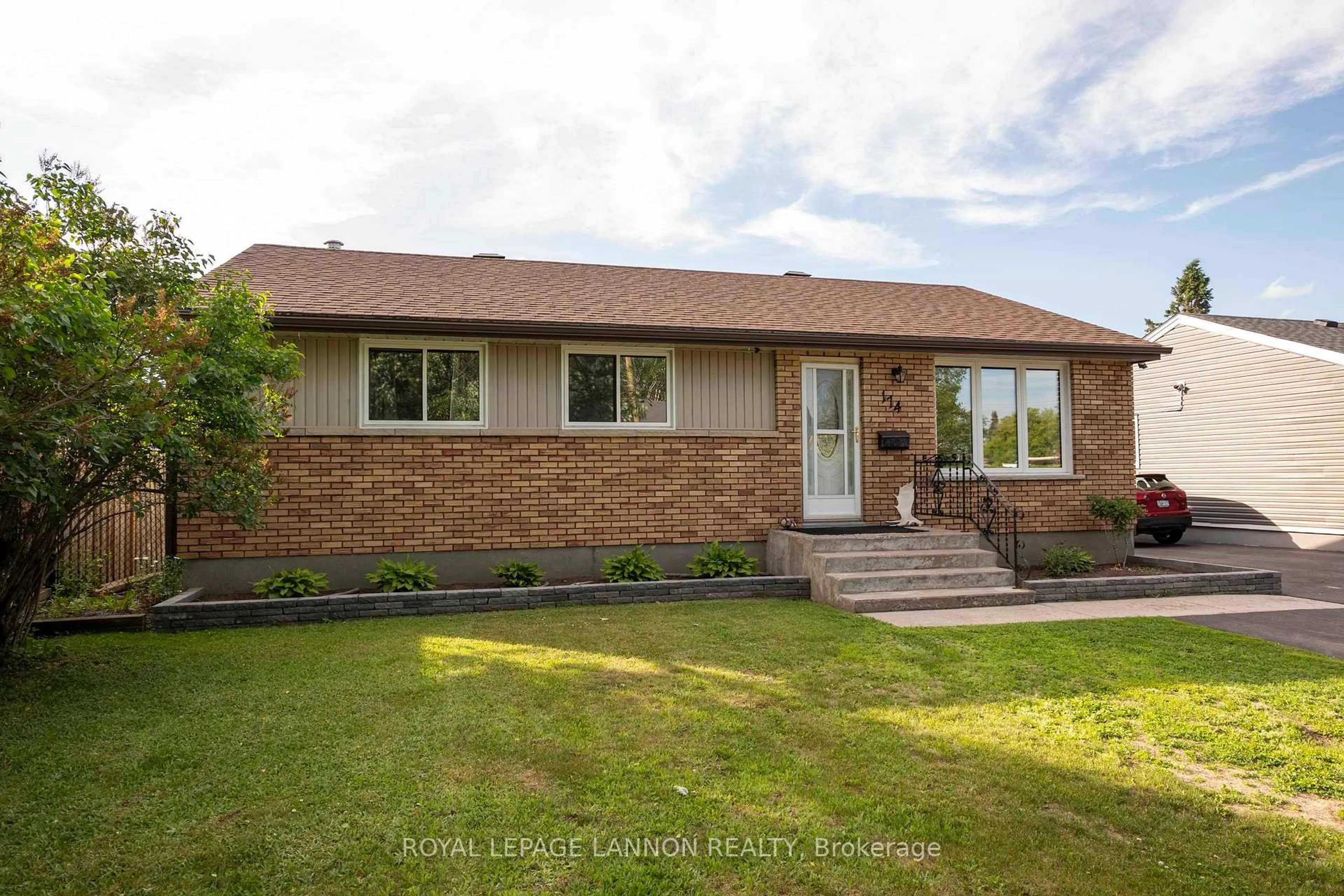A pic from outside/outdoor area/front of a property/back of a property/a pic from drone, street for 174 Clarkson St, Thunder Bay Ontario P7A 6G2