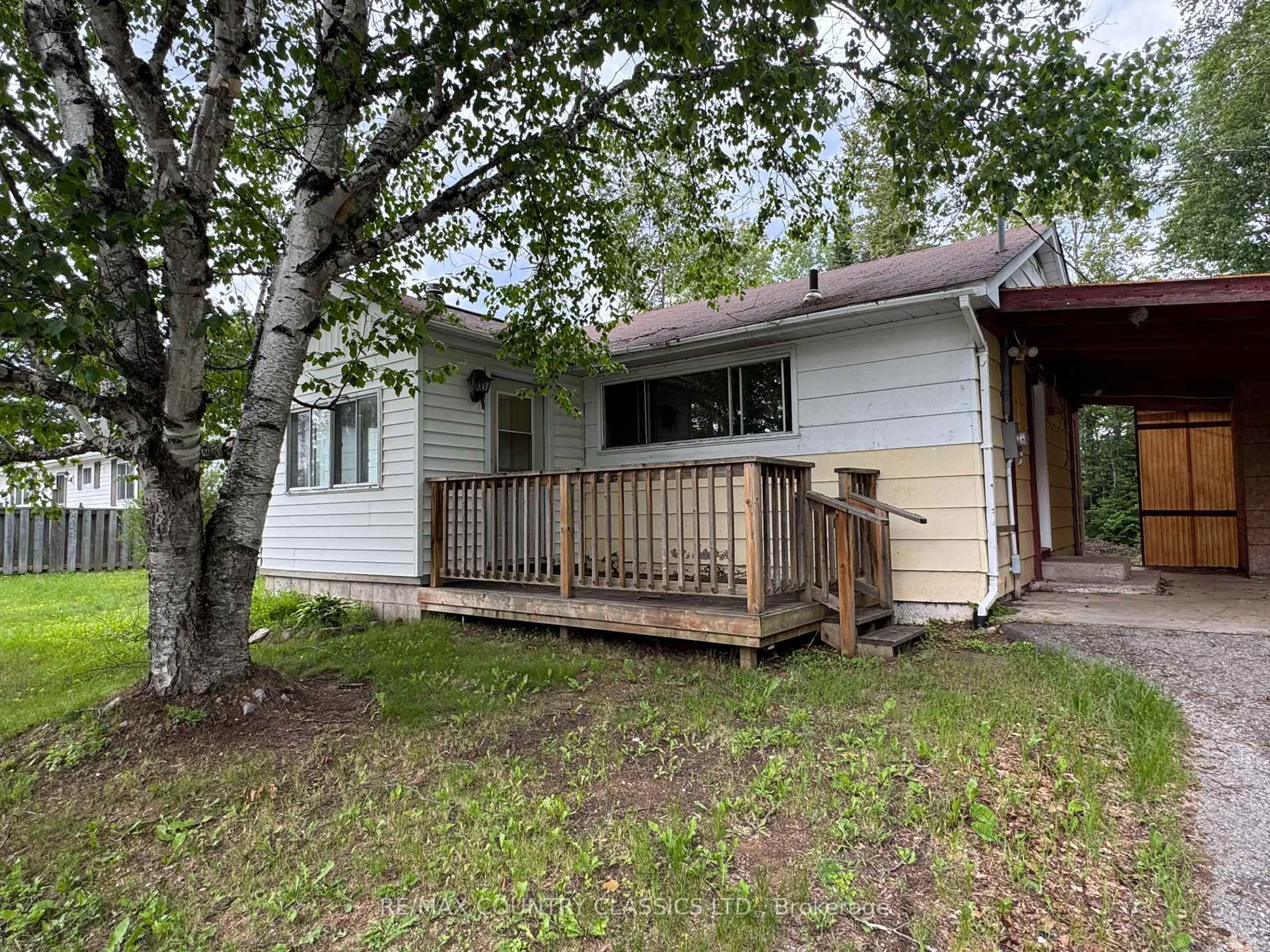 A pic from outside/outdoor area/front of a property/back of a property/a pic from drone, unknown for 98 Sprucedale St, Highlands East Ontario K0L 1M0