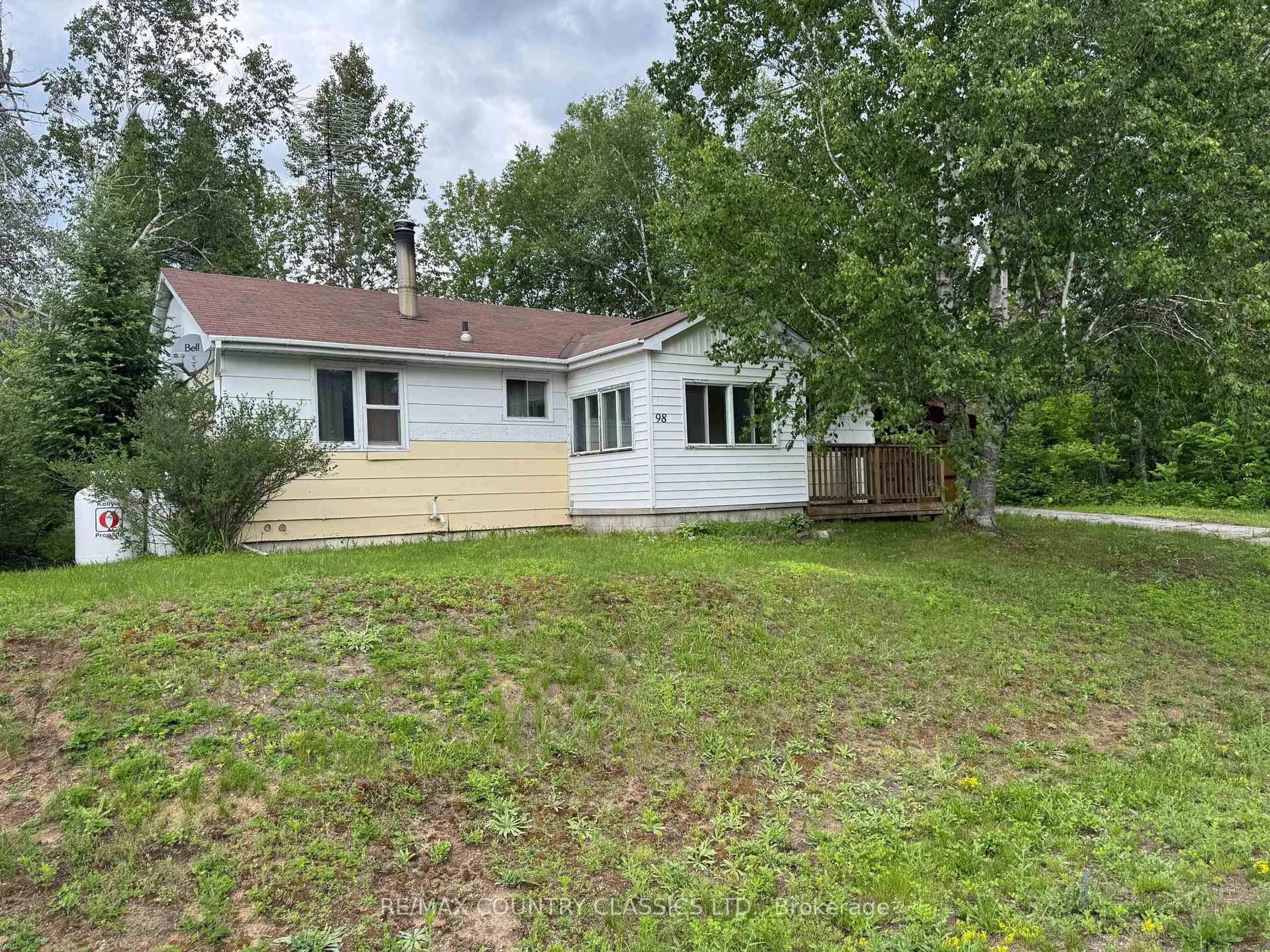 A pic from outside/outdoor area/front of a property/back of a property/a pic from drone, unknown for 98 Sprucedale St, Highlands East Ontario K0L 1M0