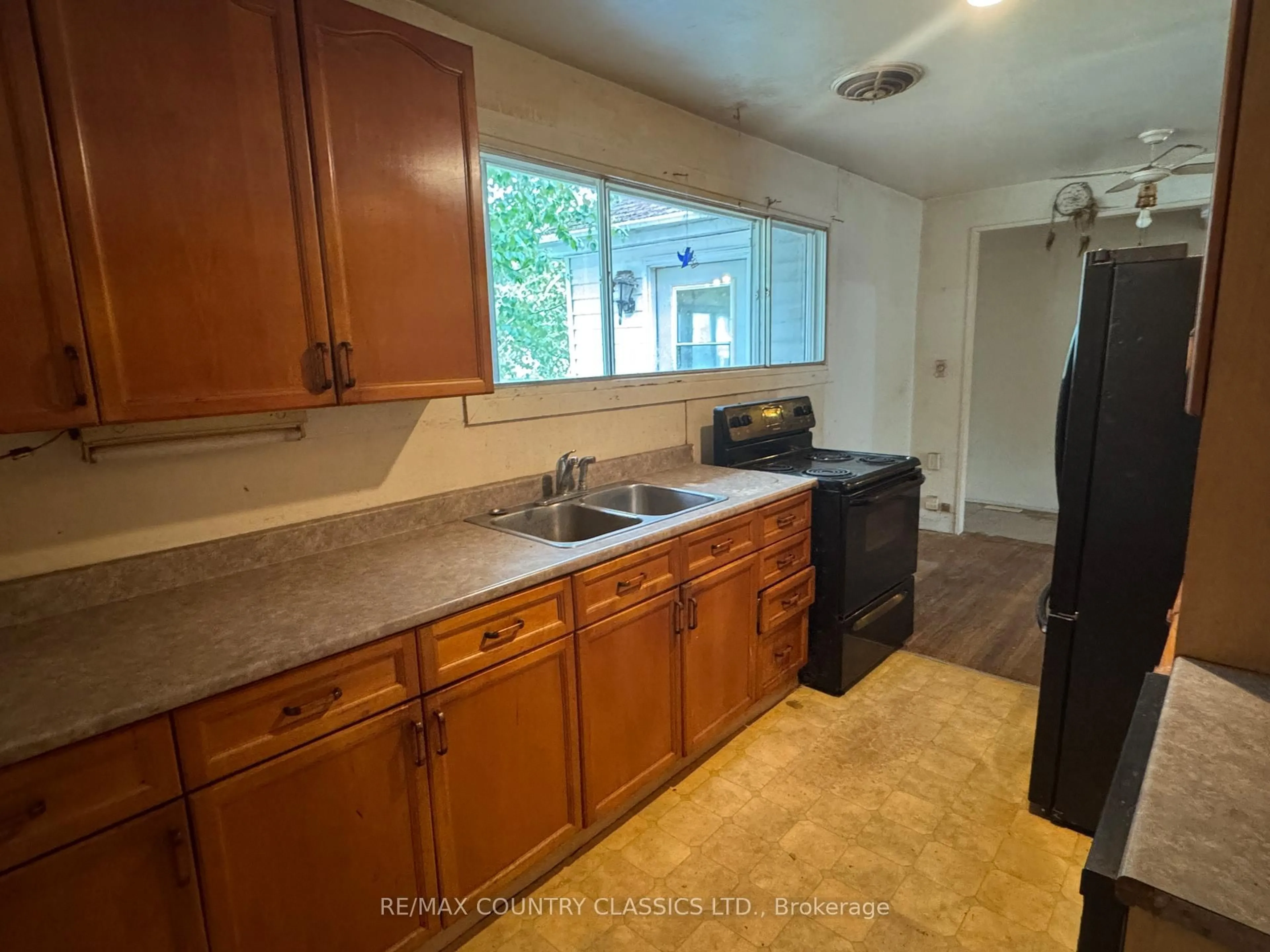 Standard kitchen, unknown for 98 Sprucedale St, Highlands East Ontario K0L 1M0