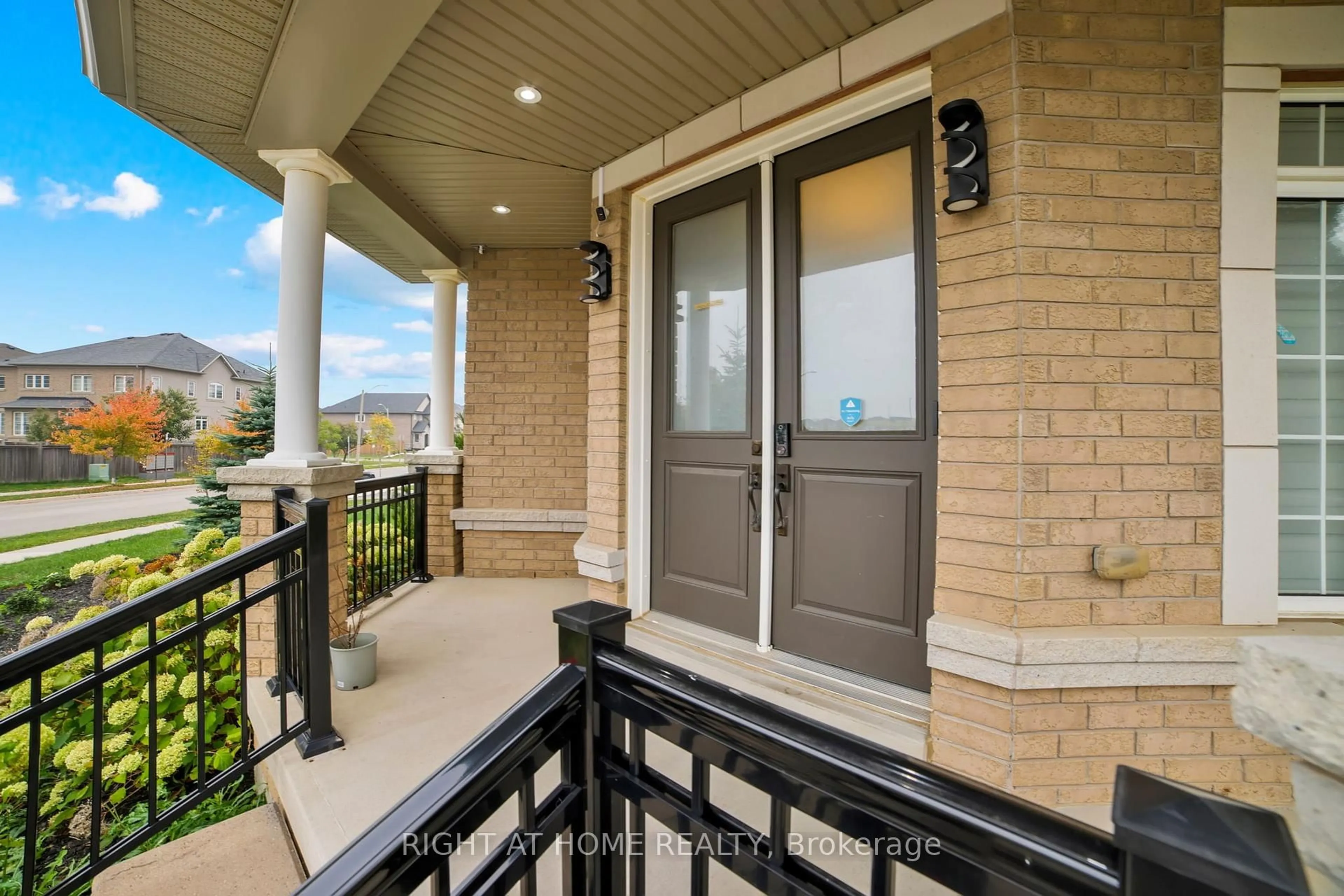 Indoor entryway for 288 Raymond Rd, Hamilton Ontario L9K 0H8