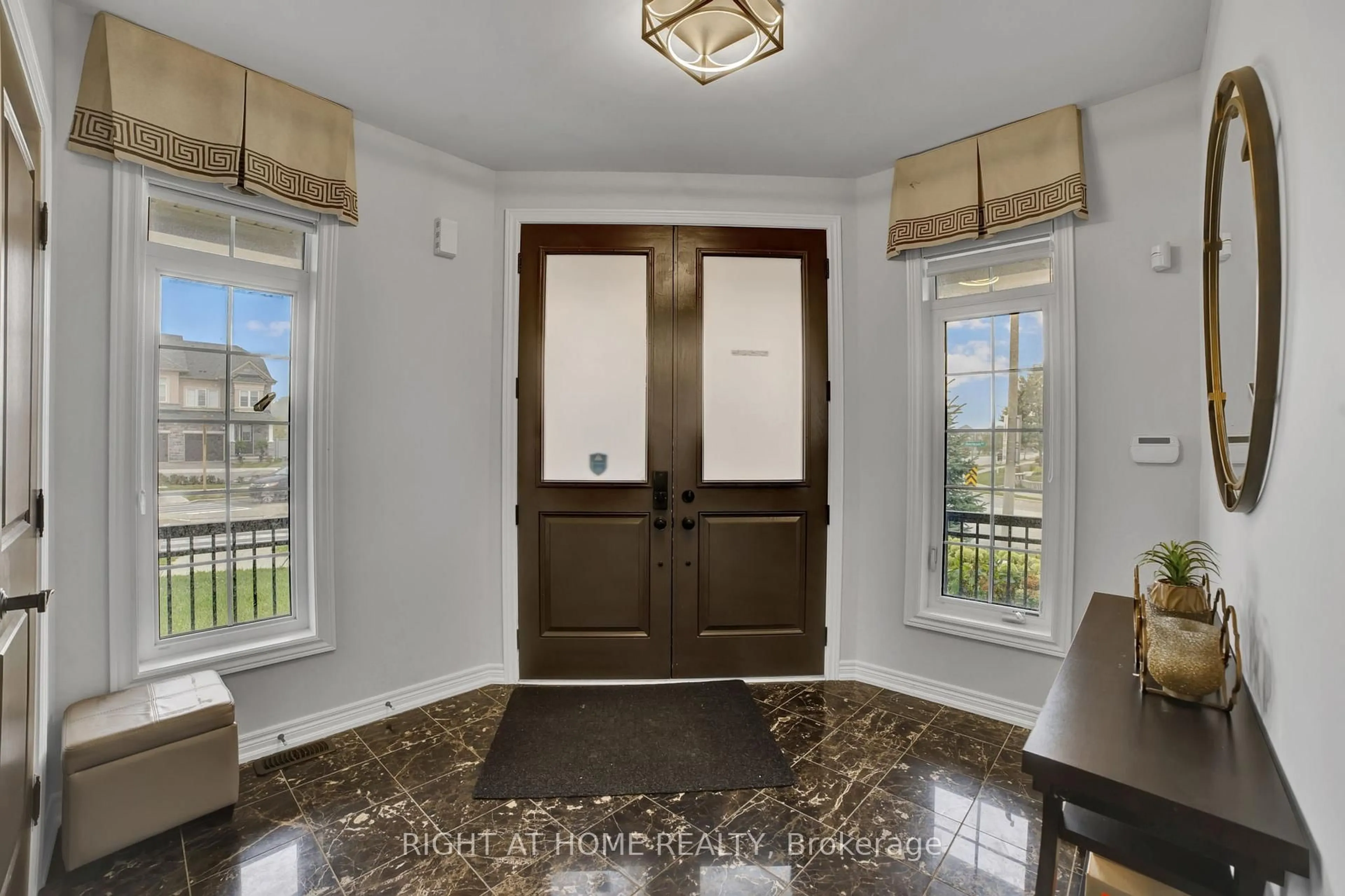 Indoor entryway for 288 Raymond Rd, Hamilton Ontario L9K 0H8