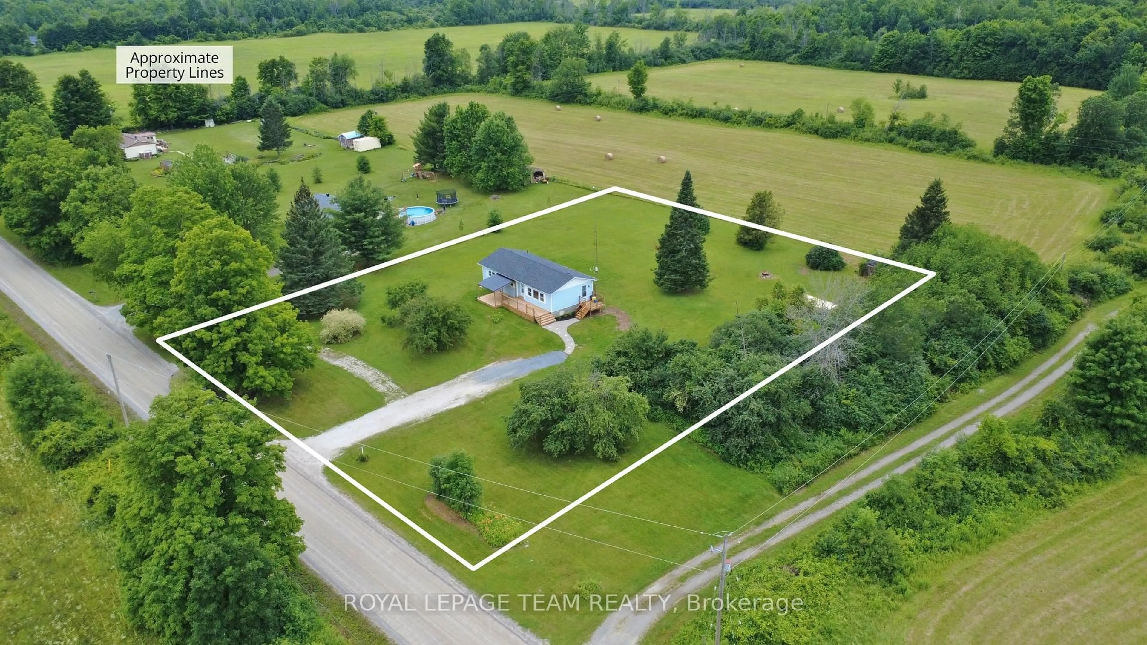 A pic from outside/outdoor area/front of a property/back of a property/a pic from drone, building for 174 Porter Rd, Smiths Falls Ontario K7A 4S4