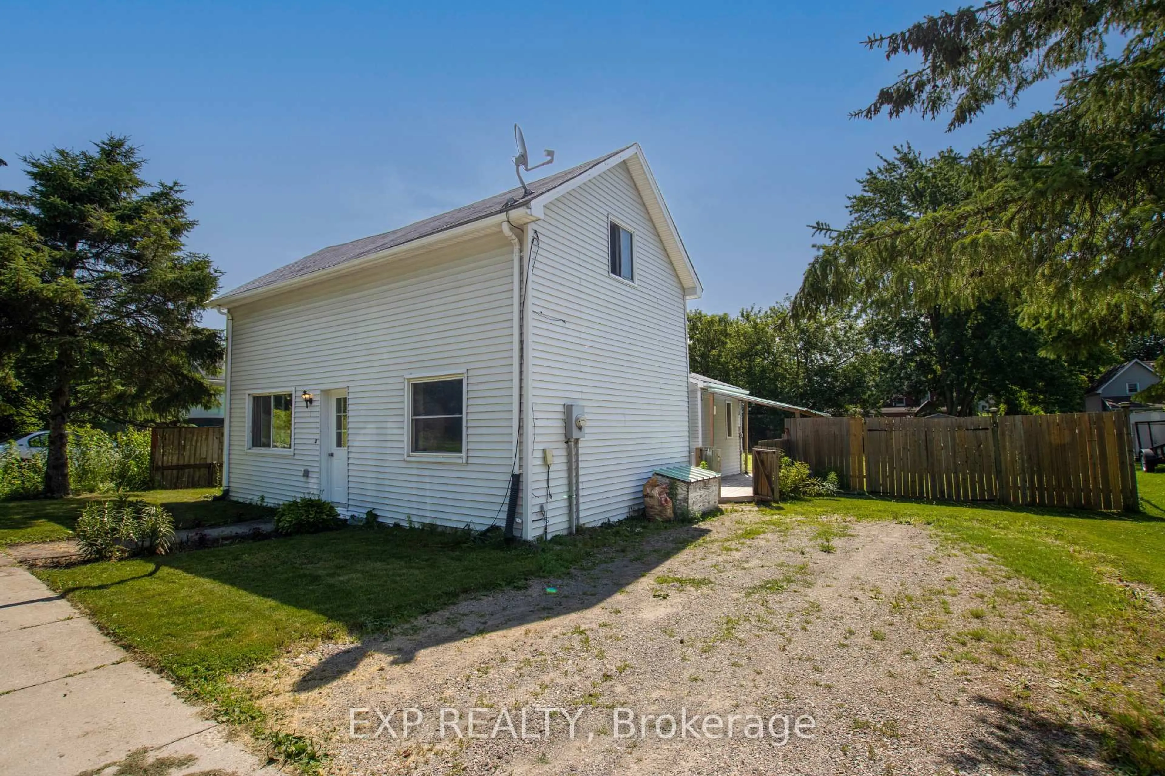 A pic from outside/outdoor area/front of a property/back of a property/a pic from drone, street for 190 MUNROE St, West Elgin Ontario N0L 2P0