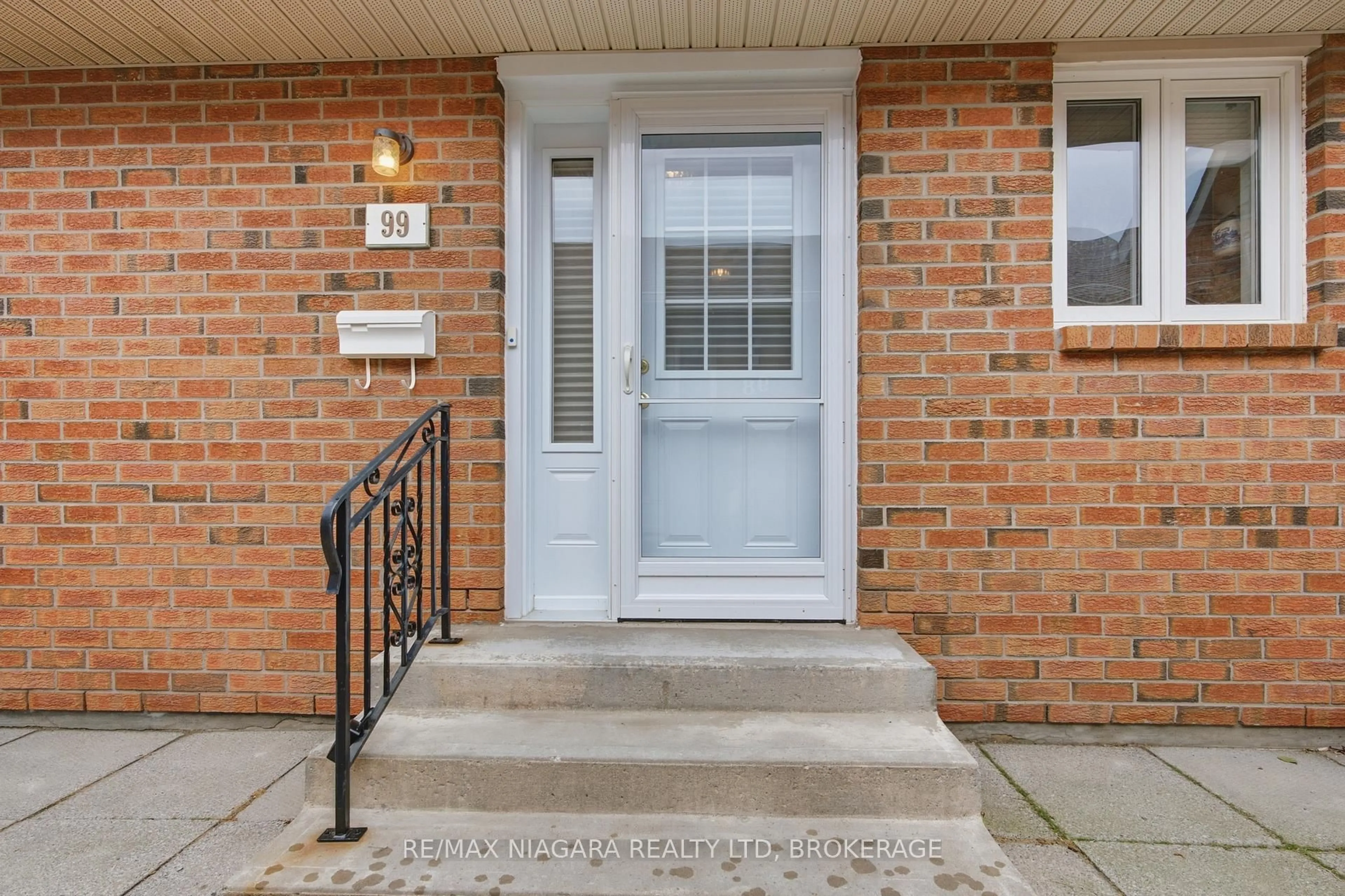 Indoor entryway for 122 Bunting Rd #99, St. Catharines Ontario L2P 3X7