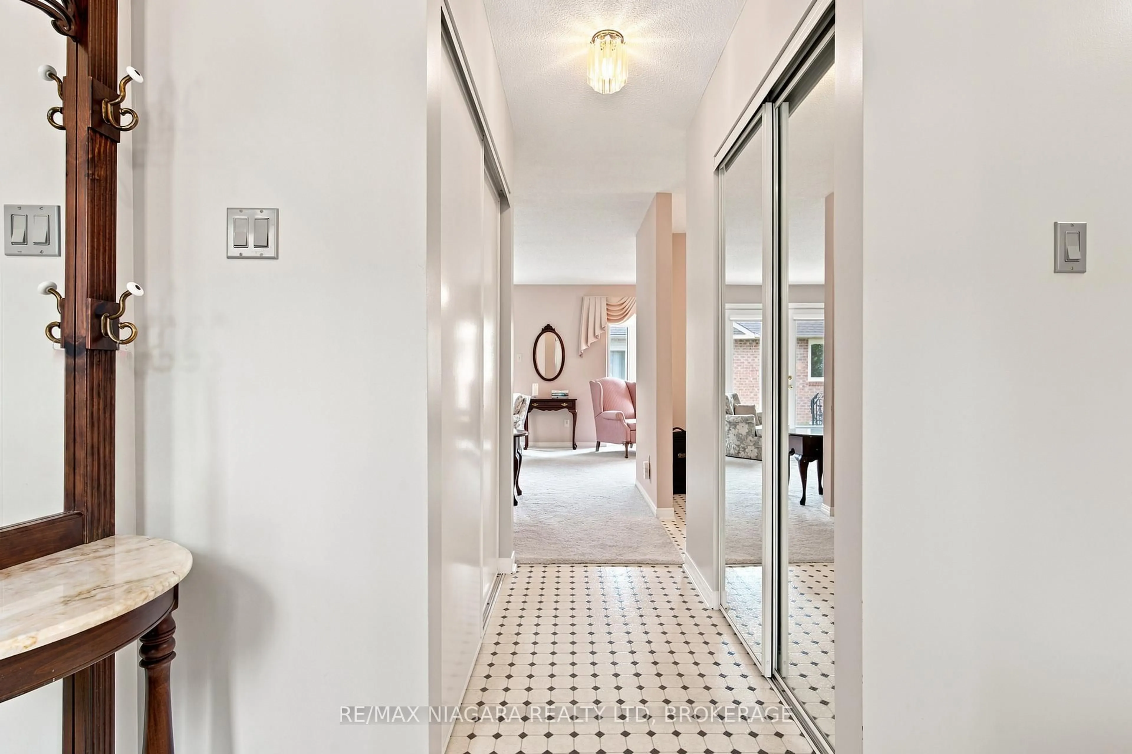 Indoor entryway for 122 Bunting Rd #99, St. Catharines Ontario L2P 3X7