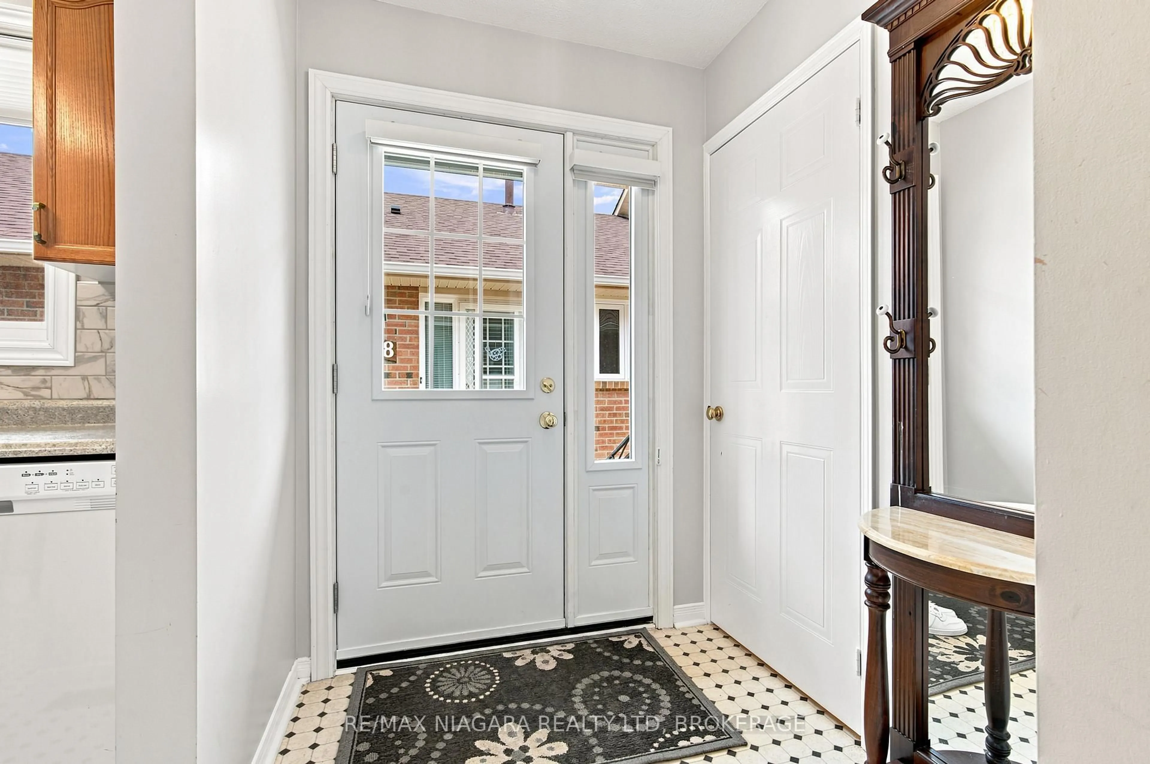 Indoor entryway for 122 Bunting Rd #99, St. Catharines Ontario L2P 3X7
