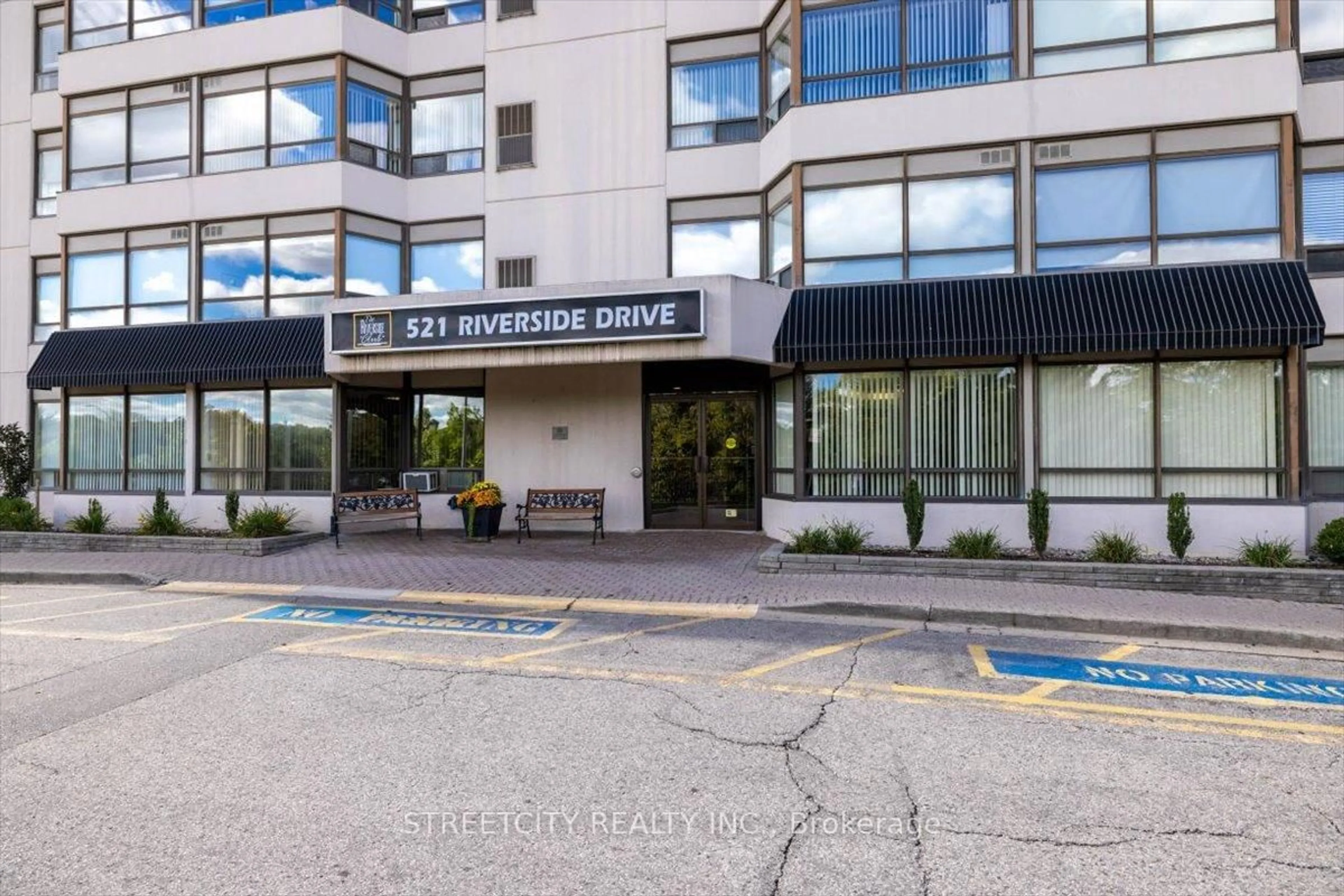 Indoor foyer for 521 Riverside Dr #301, London North Ontario N6H 5E2