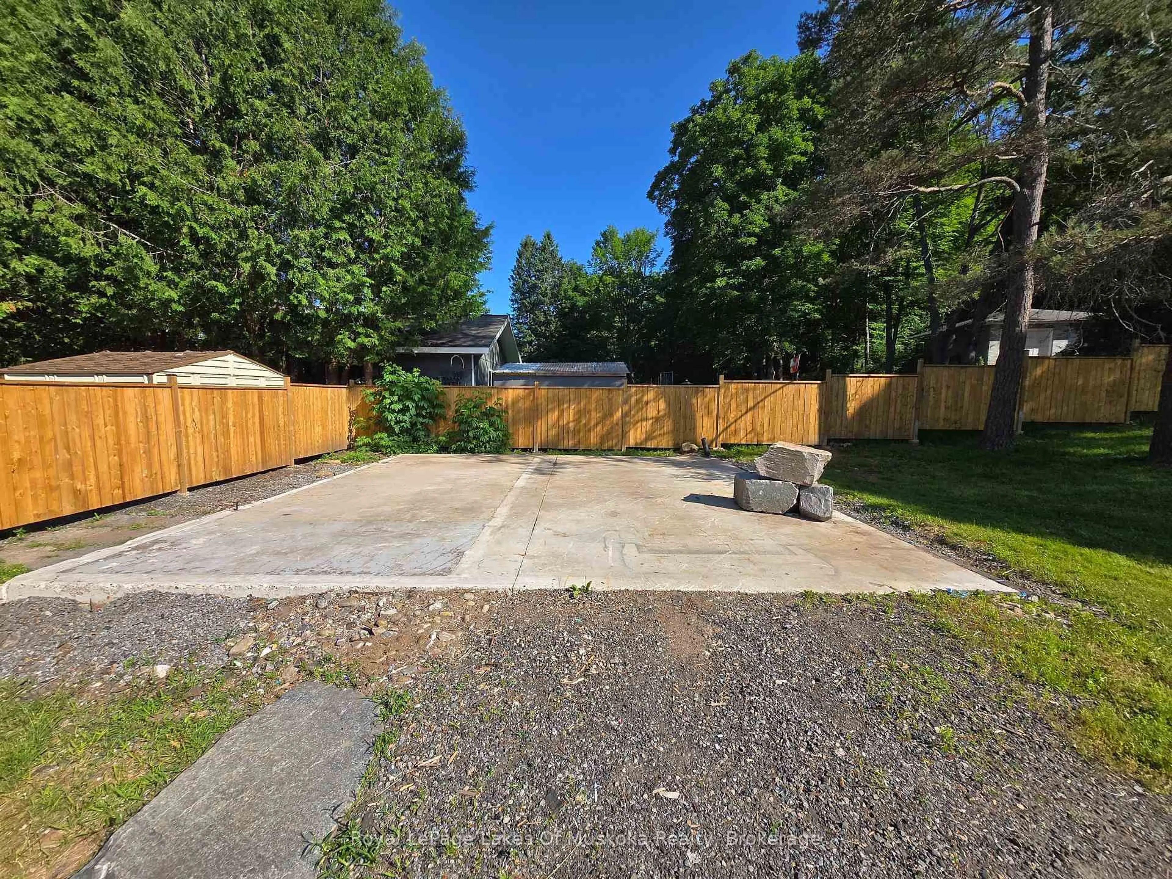 A pic from outside/outdoor area/front of a property/back of a property/a pic from drone, street for 11 Silver St, Huntsville Ontario P1H 1M2