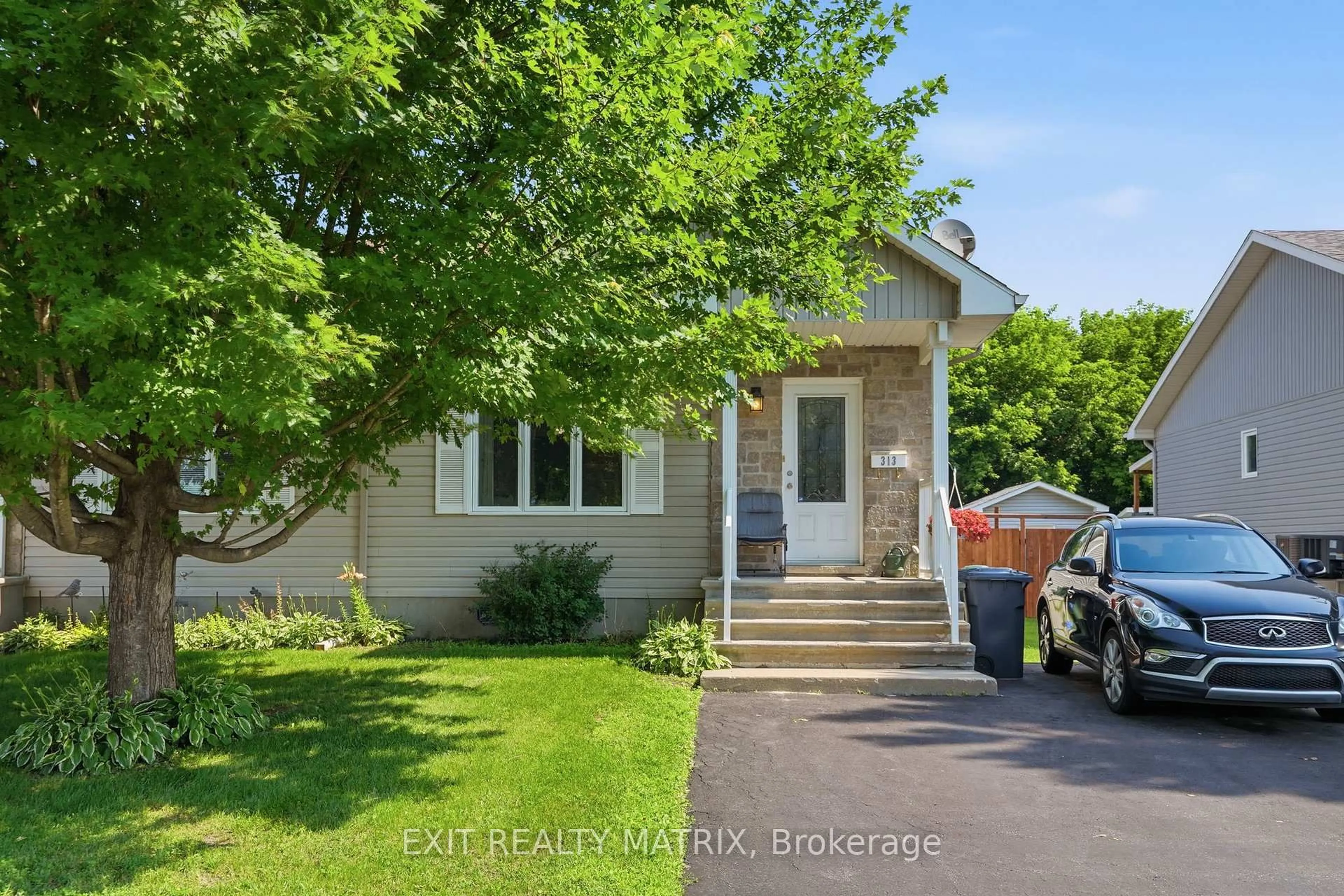 A pic from outside/outdoor area/front of a property/back of a property/a pic from drone, street for 313 Nelson St, Hawkesbury Ontario K6A 1M1