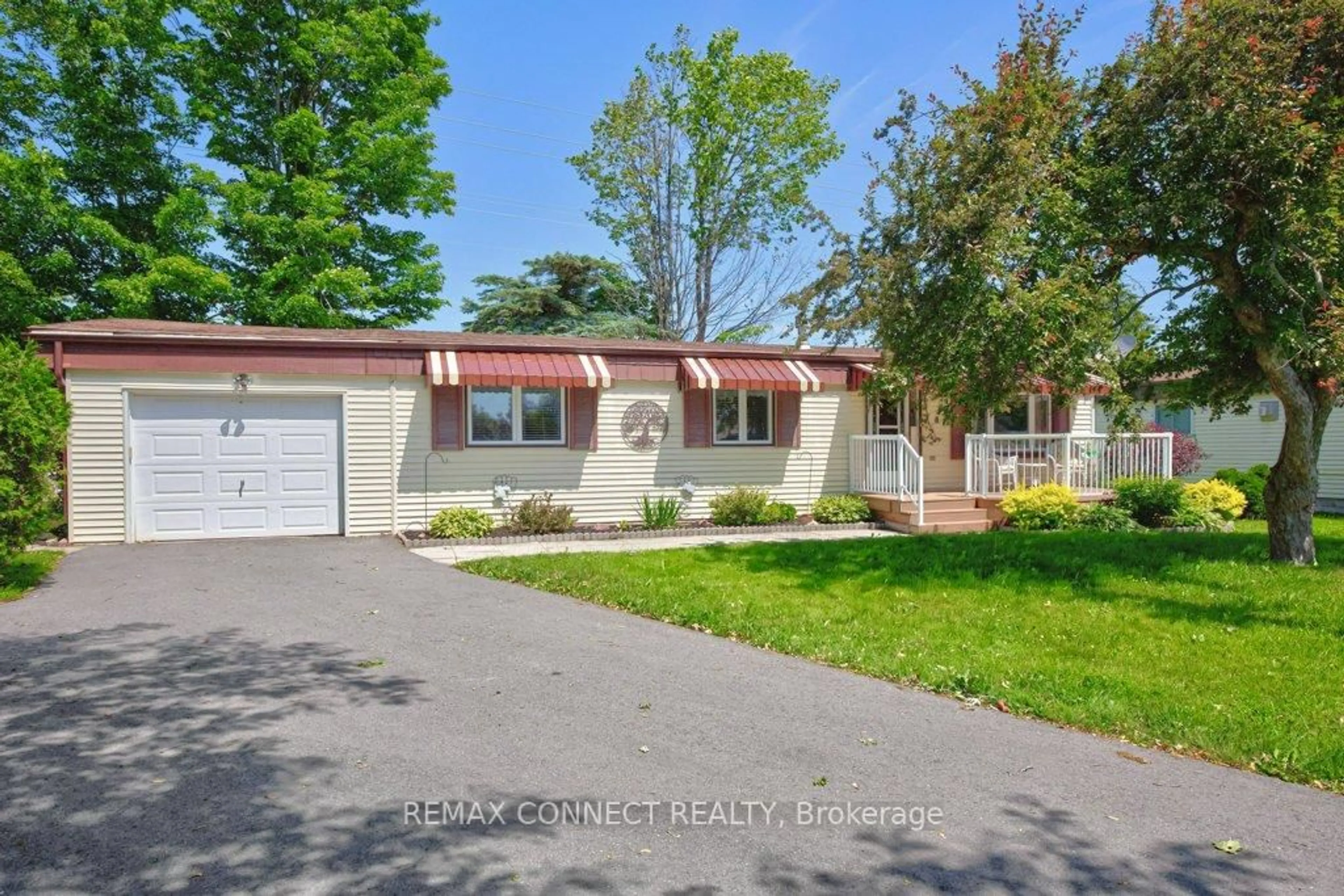 Home with vinyl exterior material, street for 8 Circle Dr, Kawartha Lakes Ontario K9V 0H7