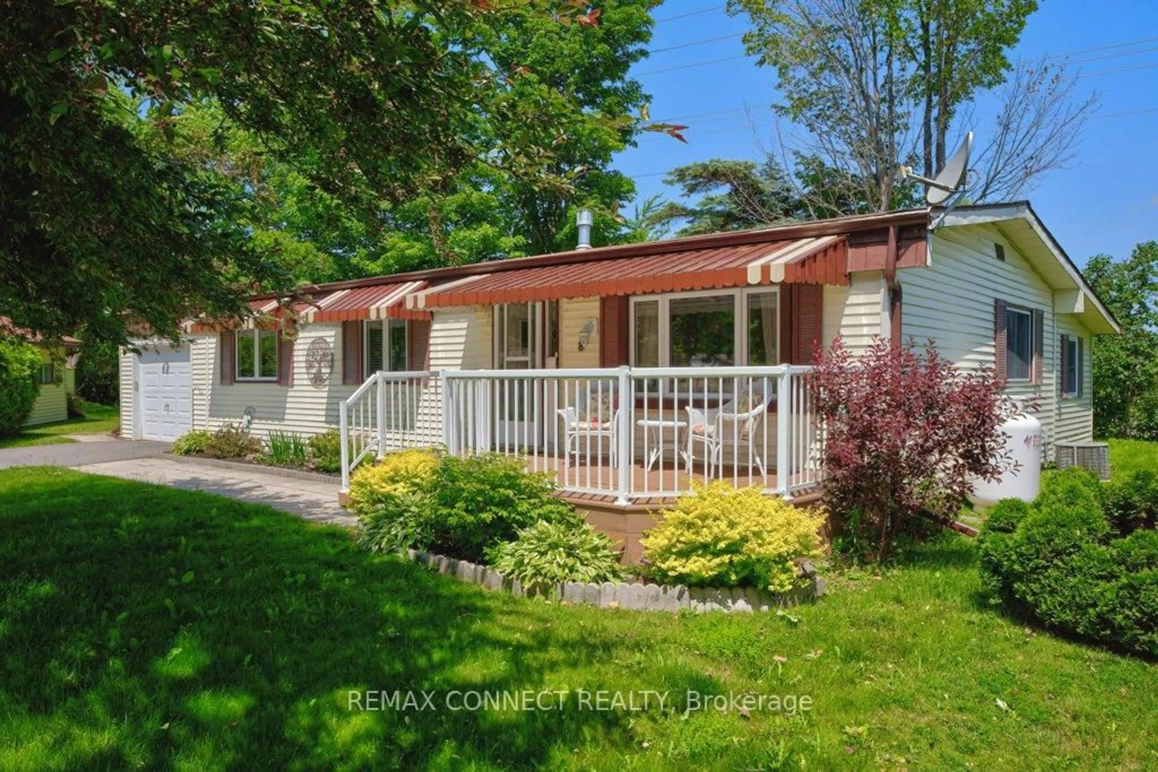 Home with vinyl exterior material, street for 8 Circle Dr, Kawartha Lakes Ontario K9V 0H7
