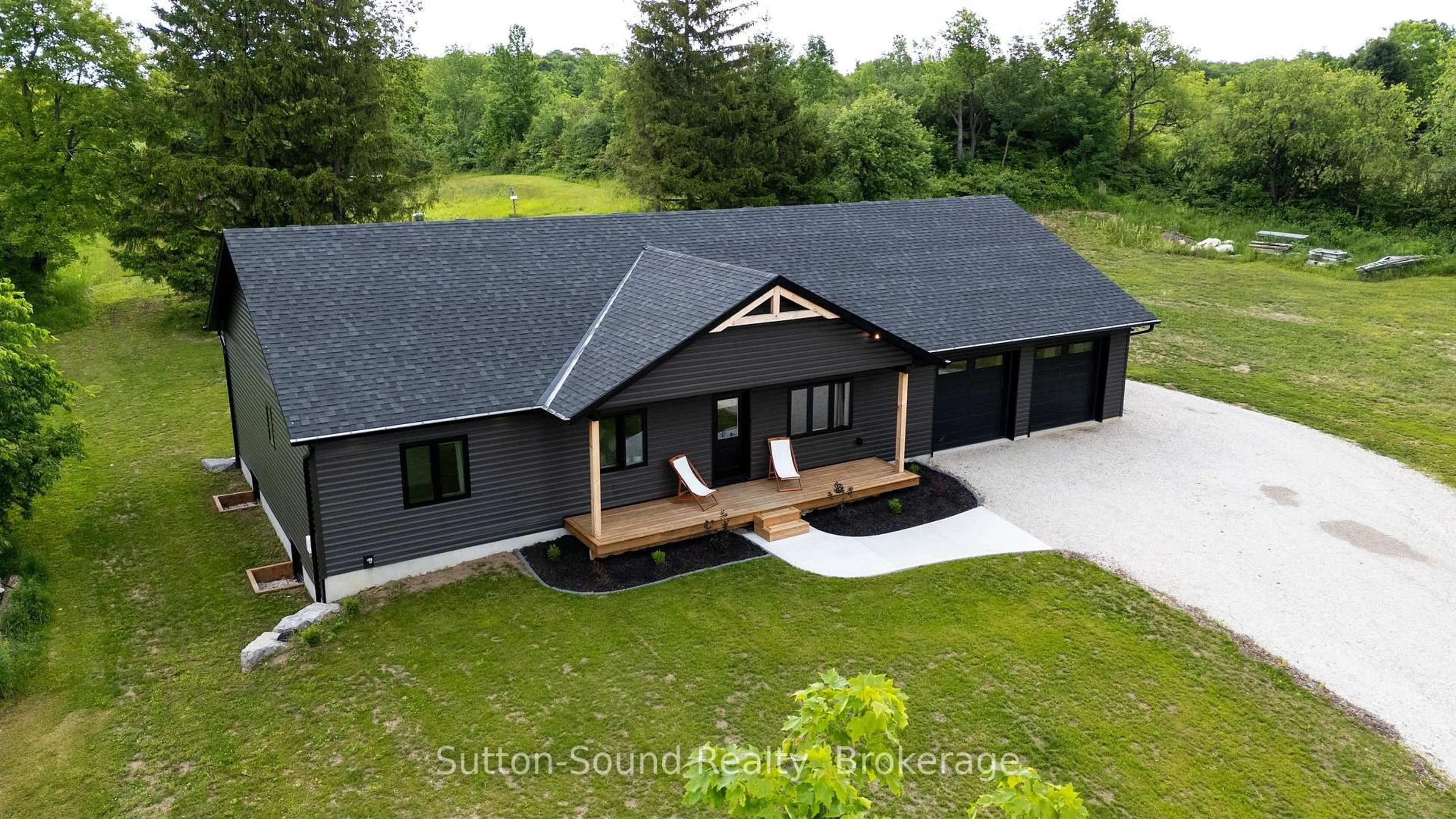 A pic from outside/outdoor area/front of a property/back of a property/a pic from drone, building for 115 Gordon St, Chatsworth Ontario N0H 2V0