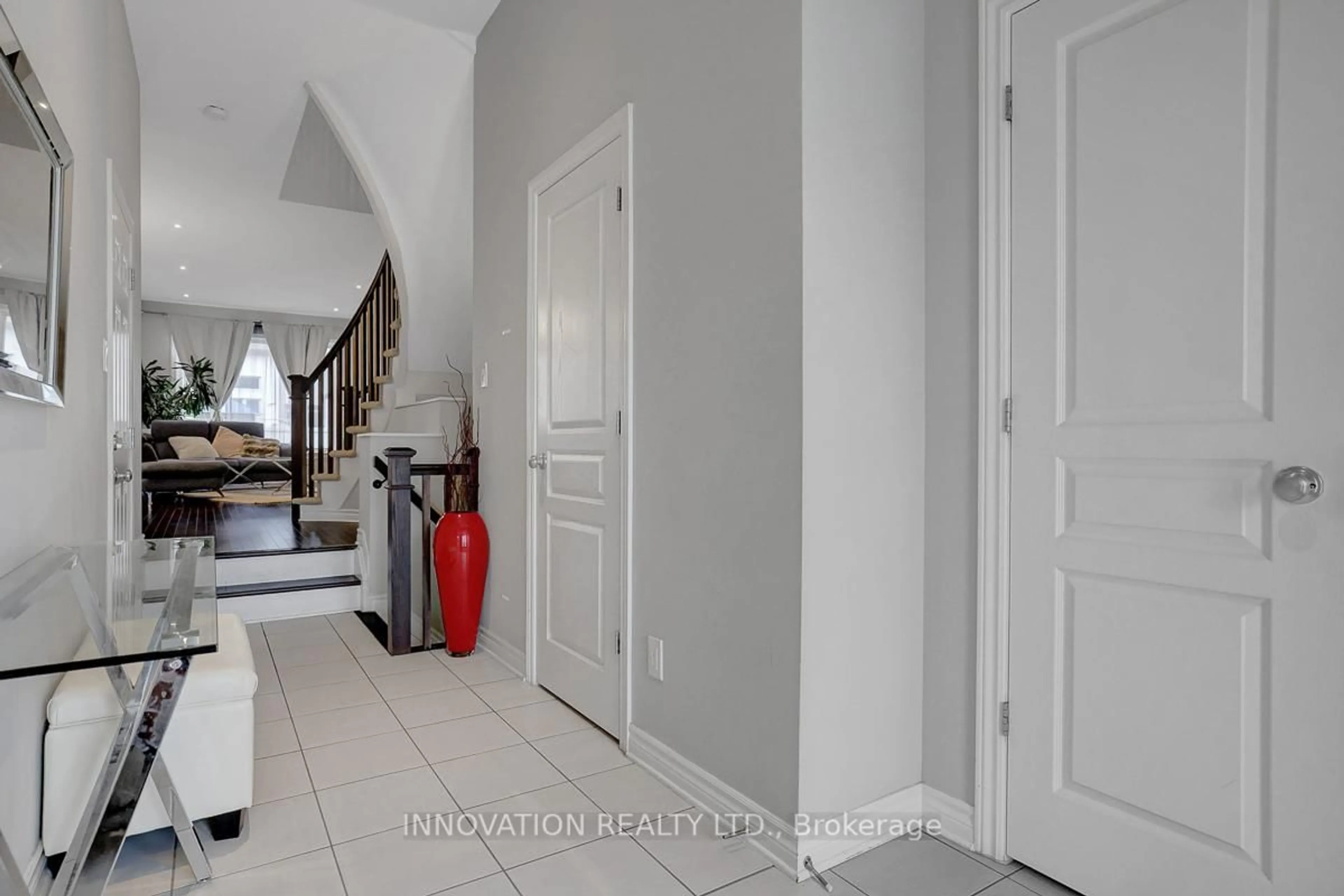 Indoor entryway for 253 Shinleaf Cres, Ottawa Ontario K1W 0J2