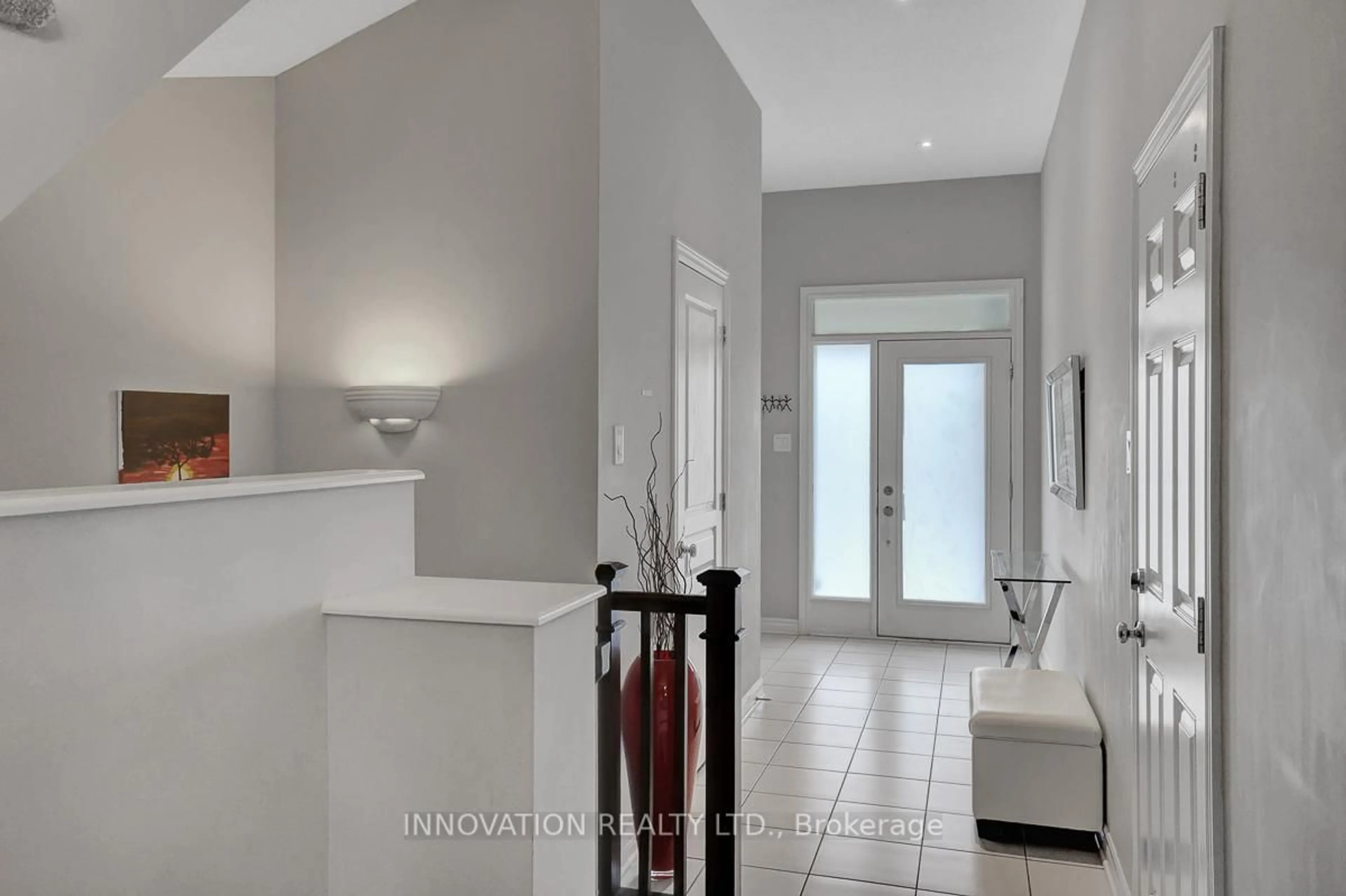 Indoor entryway for 253 Shinleaf Cres, Ottawa Ontario K1W 0J2