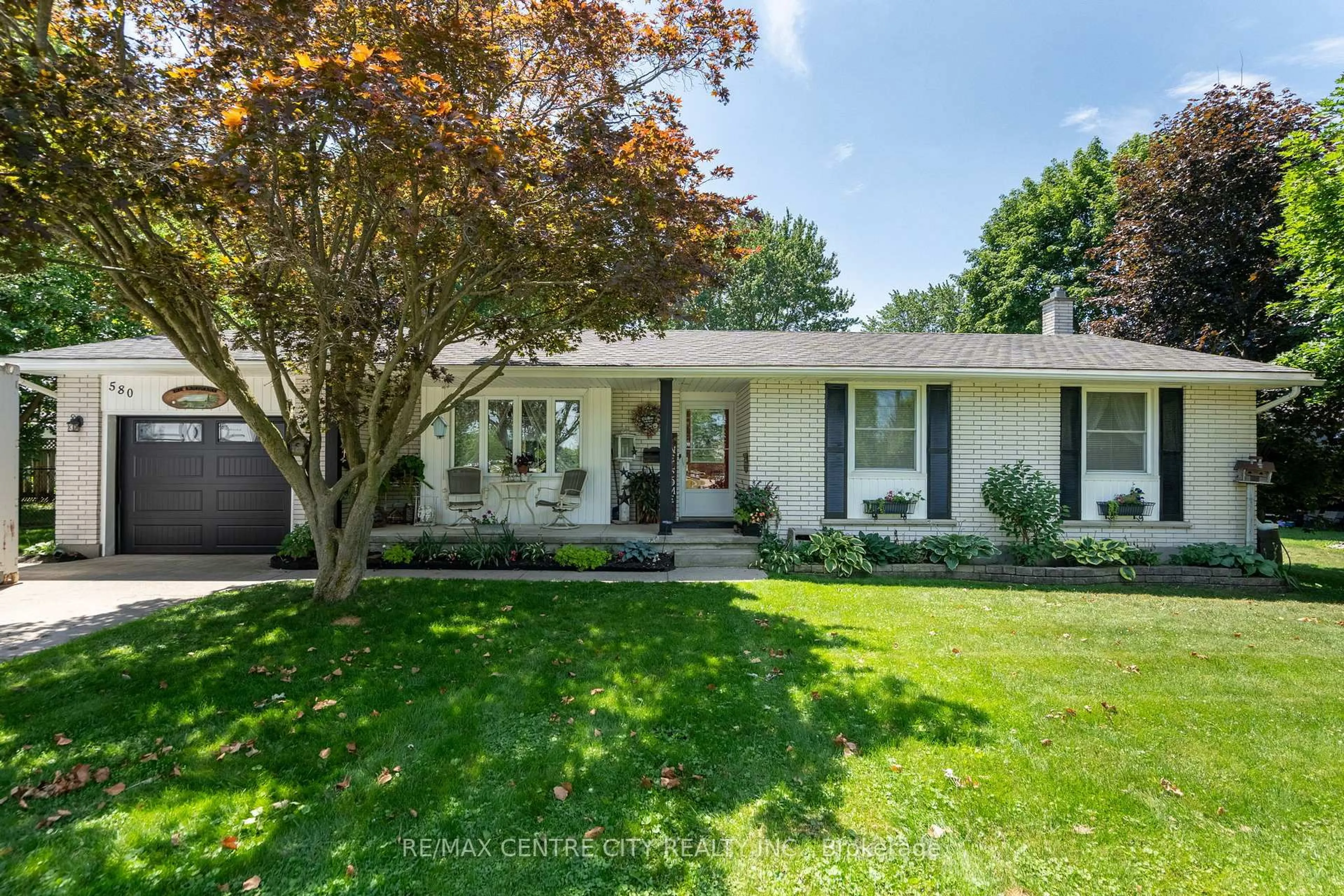 Home with vinyl exterior material, street for 580 Albert St, Strathroy-Caradoc Ontario N7G 1W9
