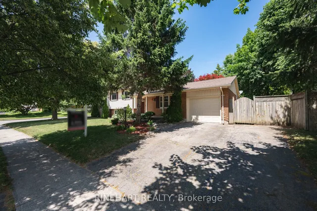 2 Lloyd Manor Cres, London North 2