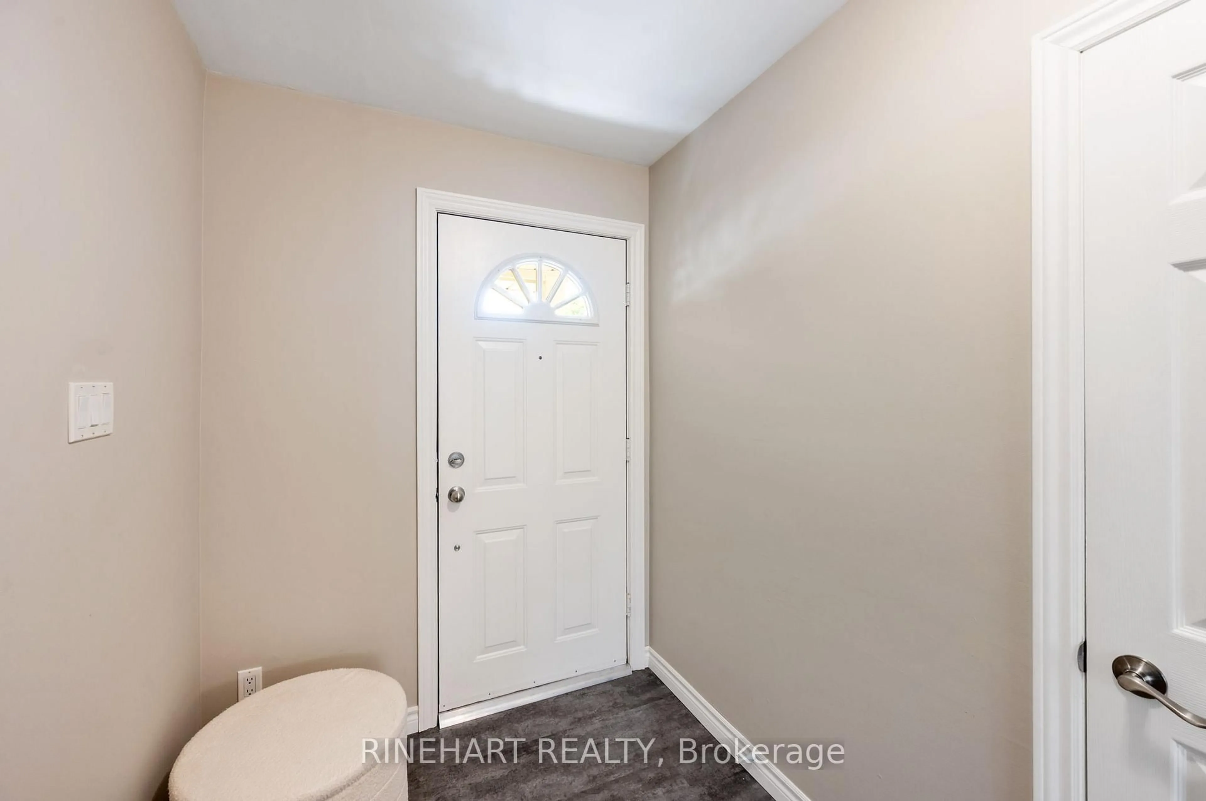 Indoor entryway for 2 Lloyd Manor Cres, London North Ontario N6H 3Z3