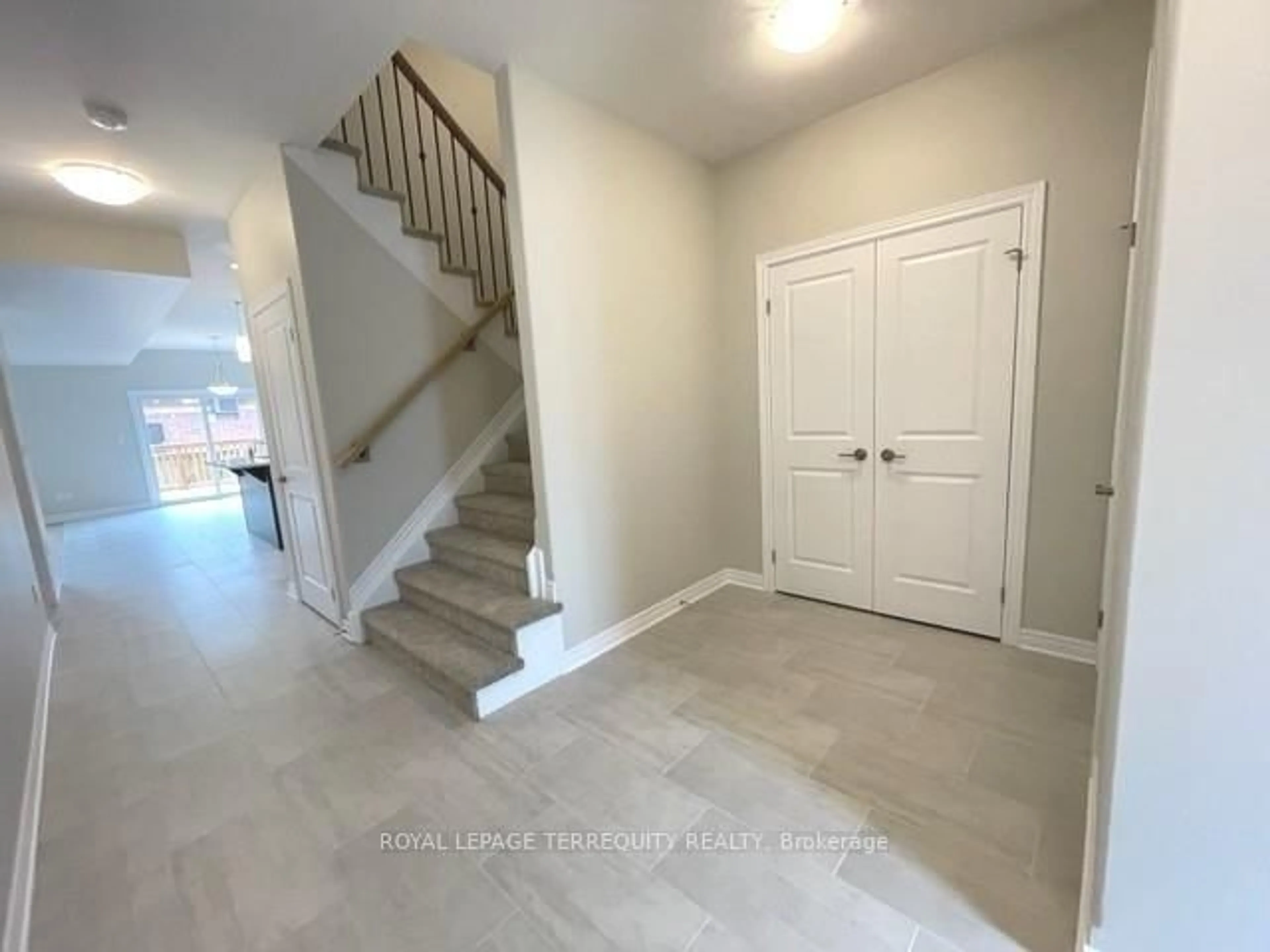 Indoor entryway for 45 Dorchester Blvd #22, St. Catharines Ontario L2M 0C4