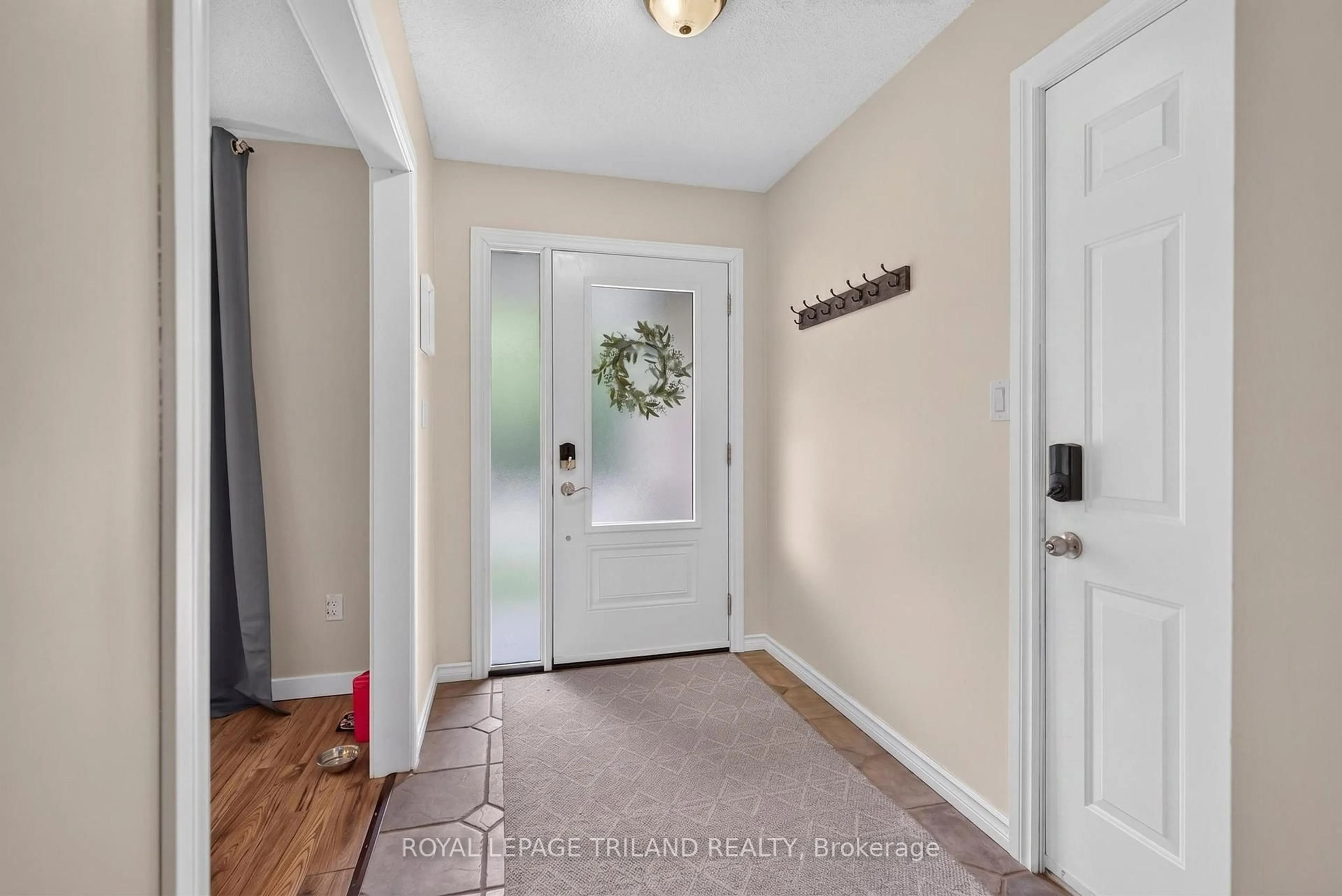 Indoor entryway for 56 Parkview Cres, Strathroy-Caradoc Ontario N7G 4B1