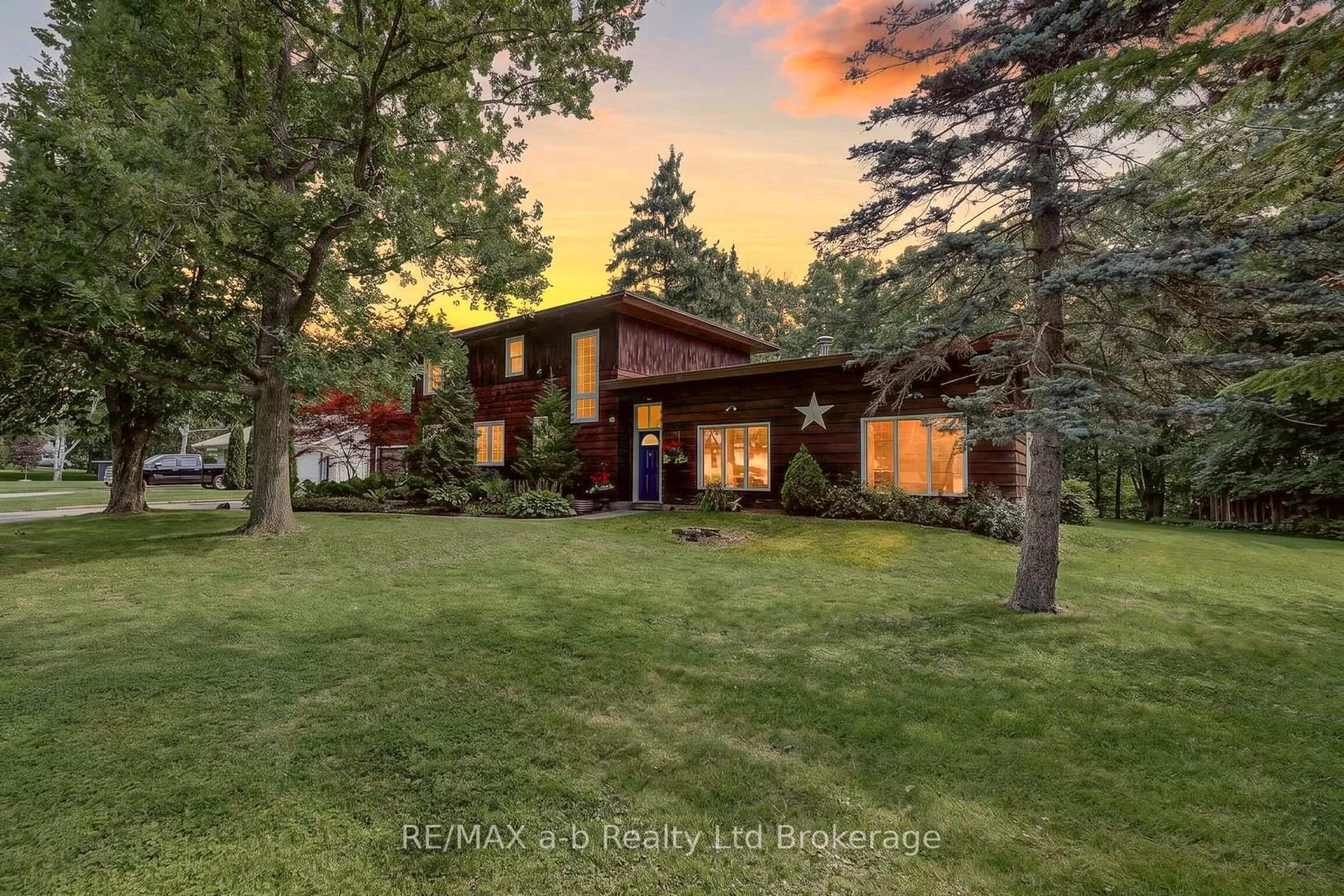 A pic from outside/outdoor area/front of a property/back of a property/a pic from drone, unknown for 61 Parkwood Dr, Tillsonburg Ontario N4G 2B7