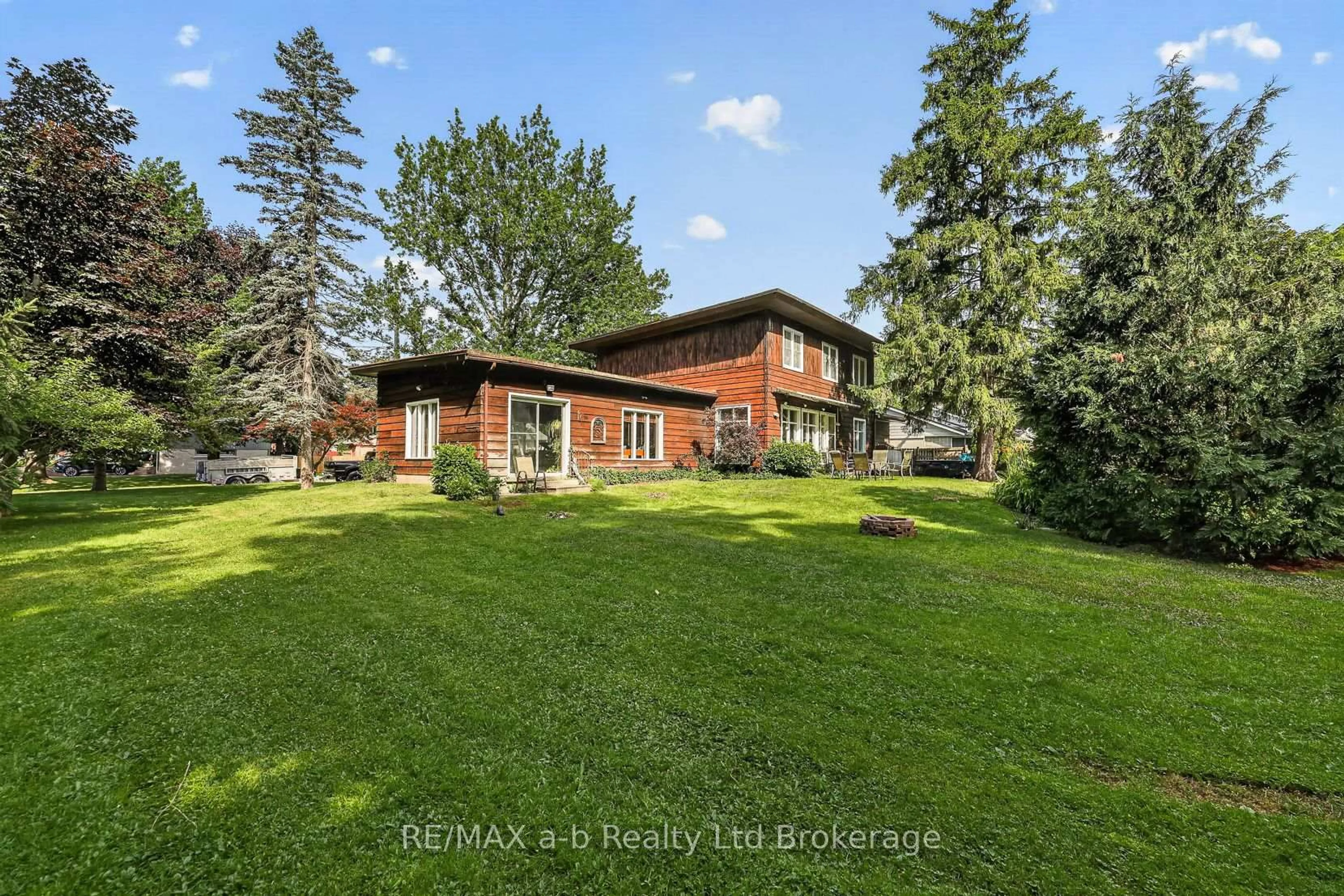 A pic from outside/outdoor area/front of a property/back of a property/a pic from drone, water/lake/river/ocean view for 61 Parkwood Dr, Tillsonburg Ontario N4G 2B7