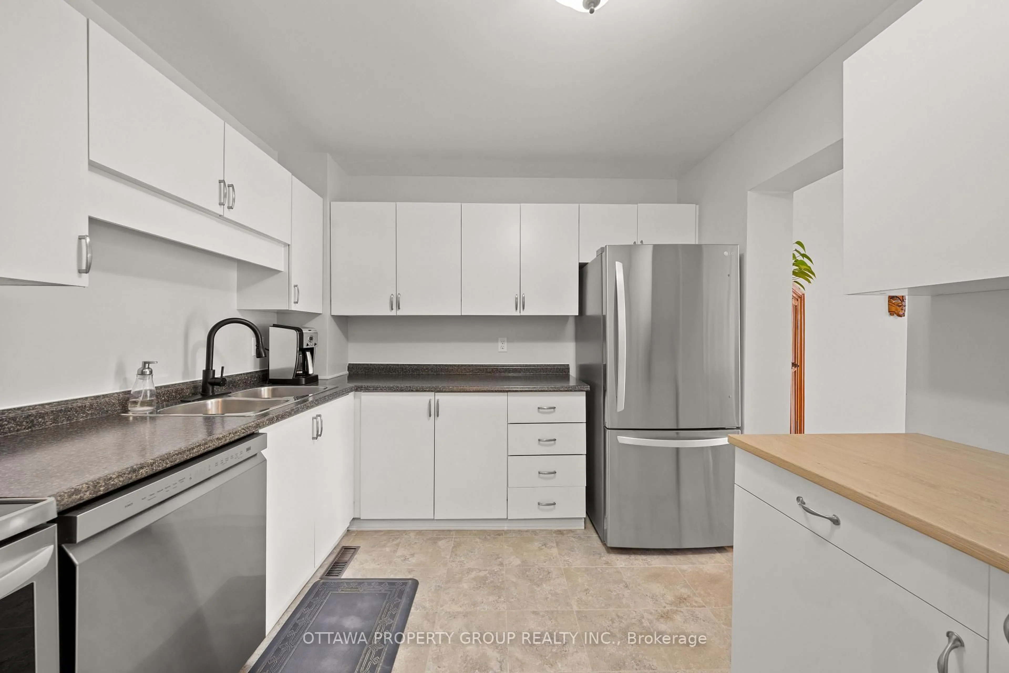 Standard kitchen, ceramic/tile floor for 13 Bentbrook Cres, Ottawa Ontario K2J 3X9