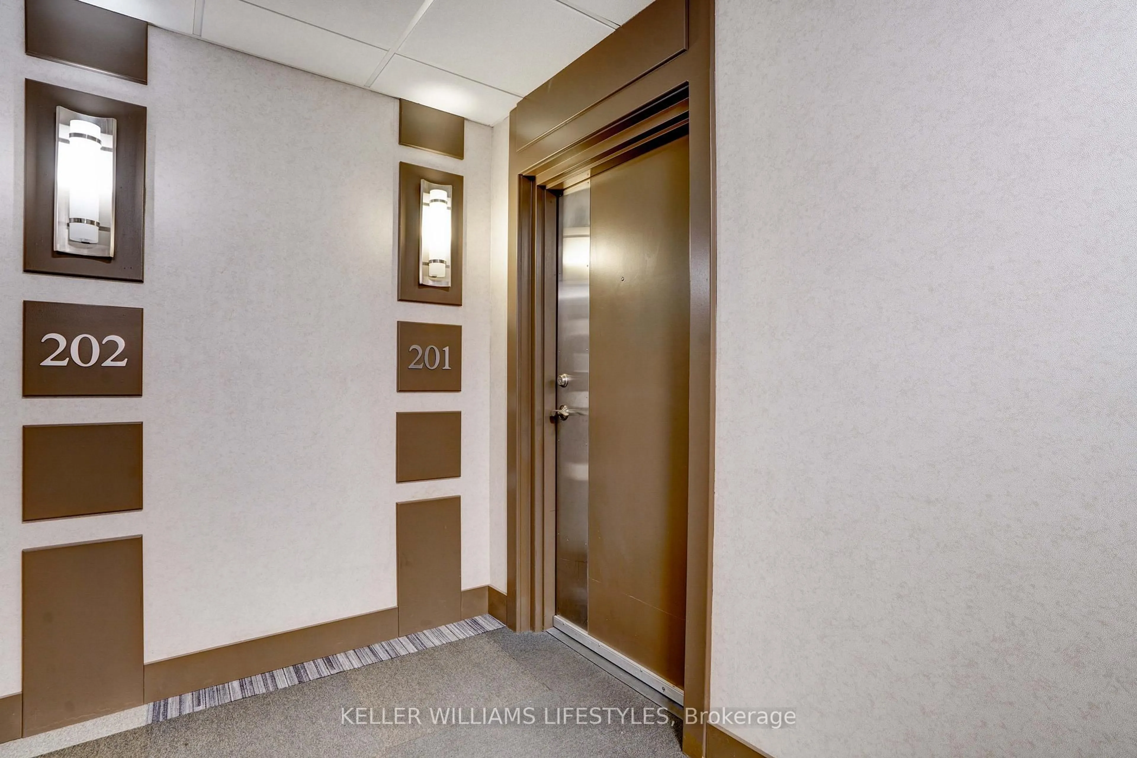 Indoor foyer for 320 SUGARCREEK Tr #201, London North Ontario N6H 0G3