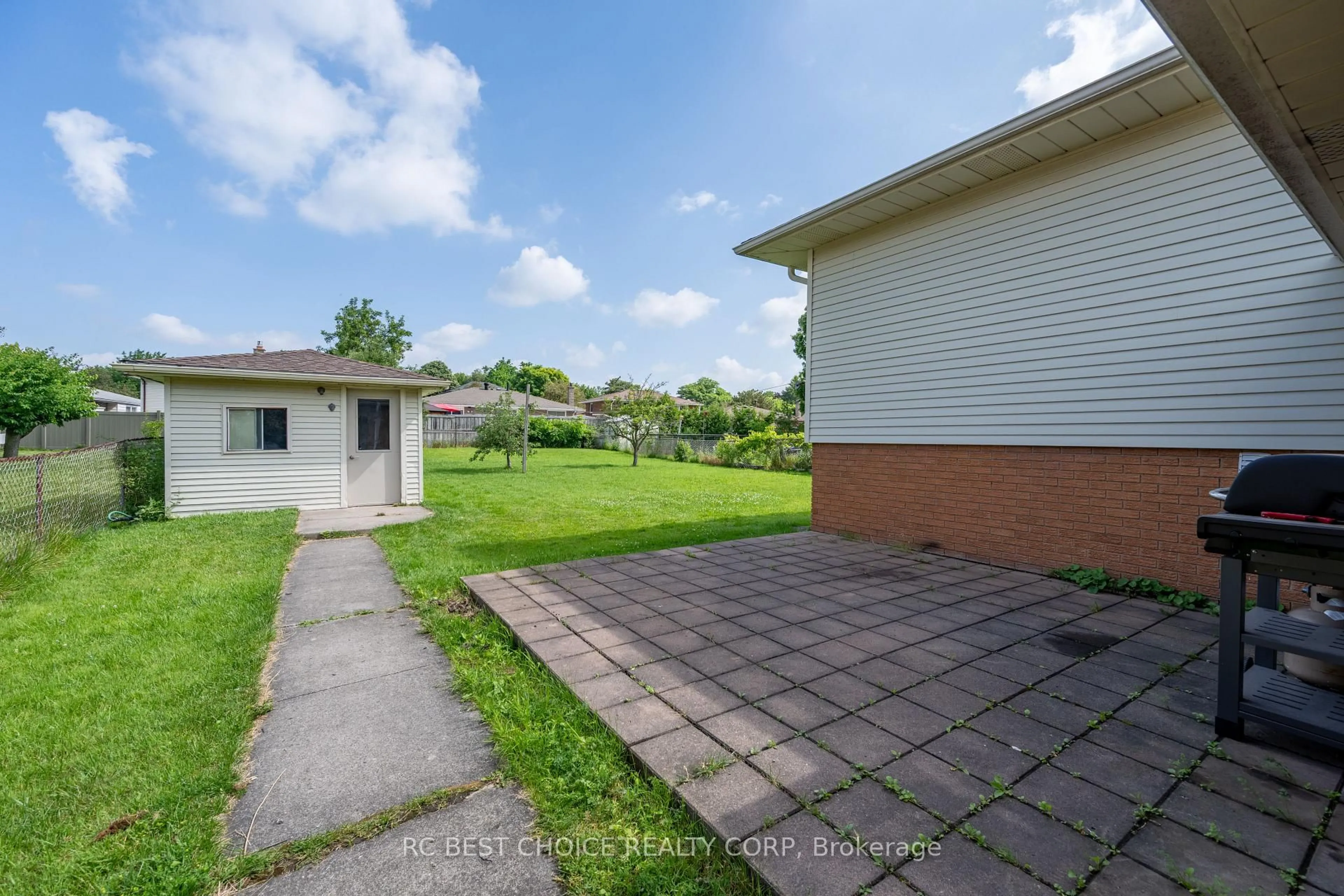 A pic from outside/outdoor area/front of a property/back of a property/a pic from drone, street for 7 HARROW Crt, London South Ontario N6C 5A6