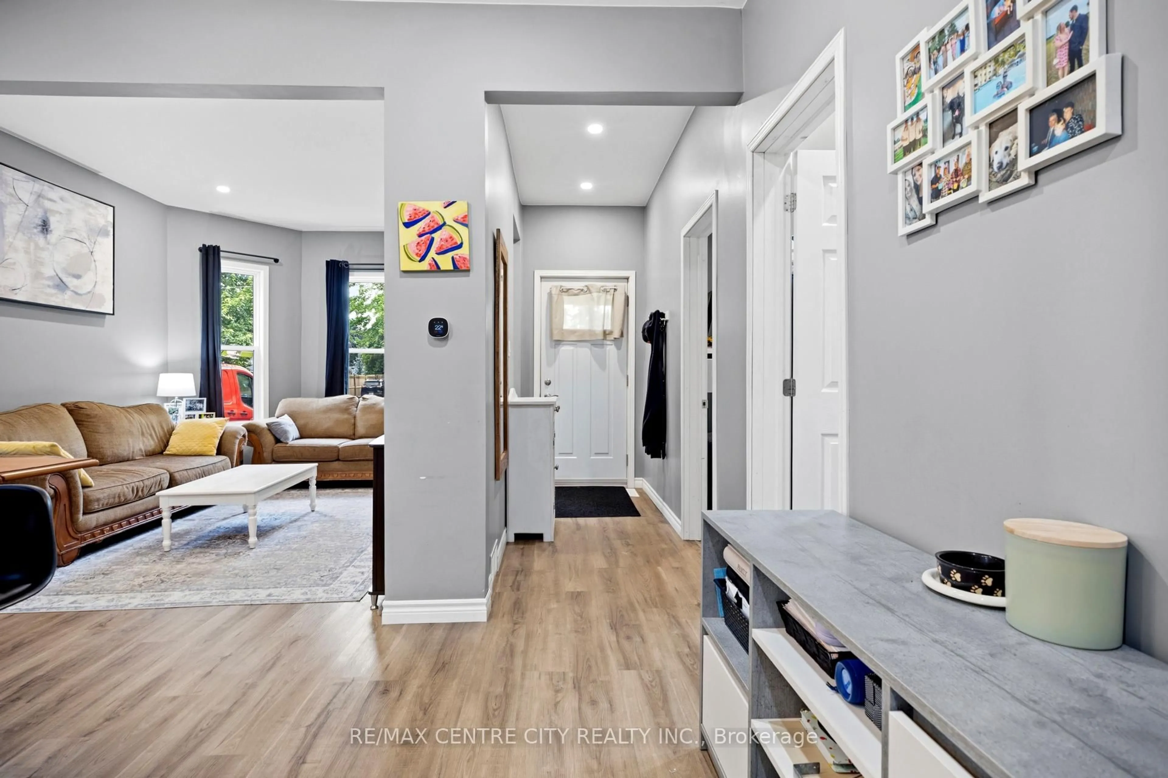 Indoor entryway for 43 Arthur Ave, St. Thomas Ontario N5P 3L4