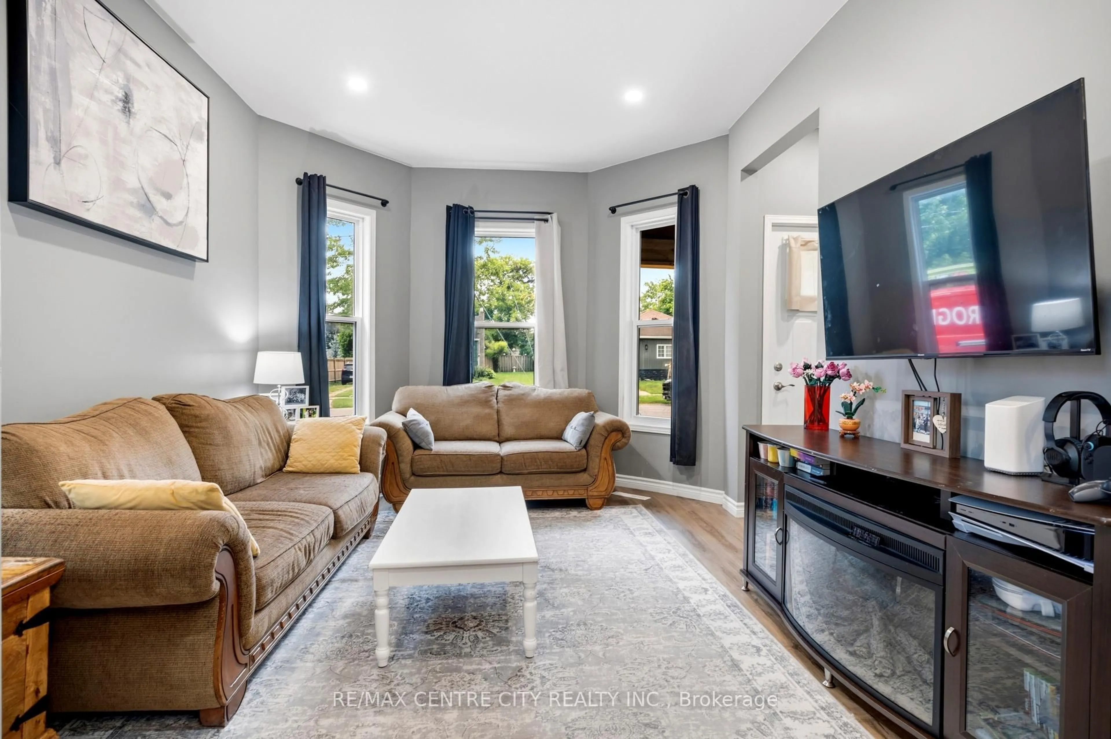 Living room with furniture, unknown for 43 Arthur Ave, St. Thomas Ontario N5P 3L4