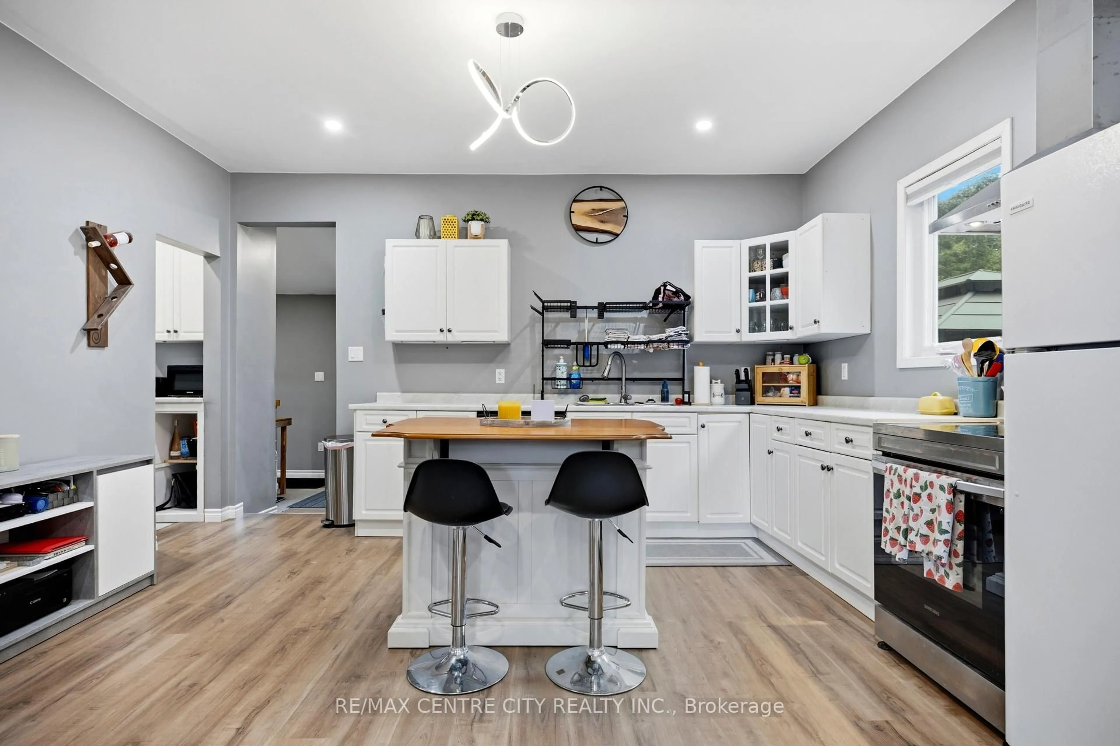 Open concept kitchen, unknown for 43 Arthur Ave, St. Thomas Ontario N5P 3L4
