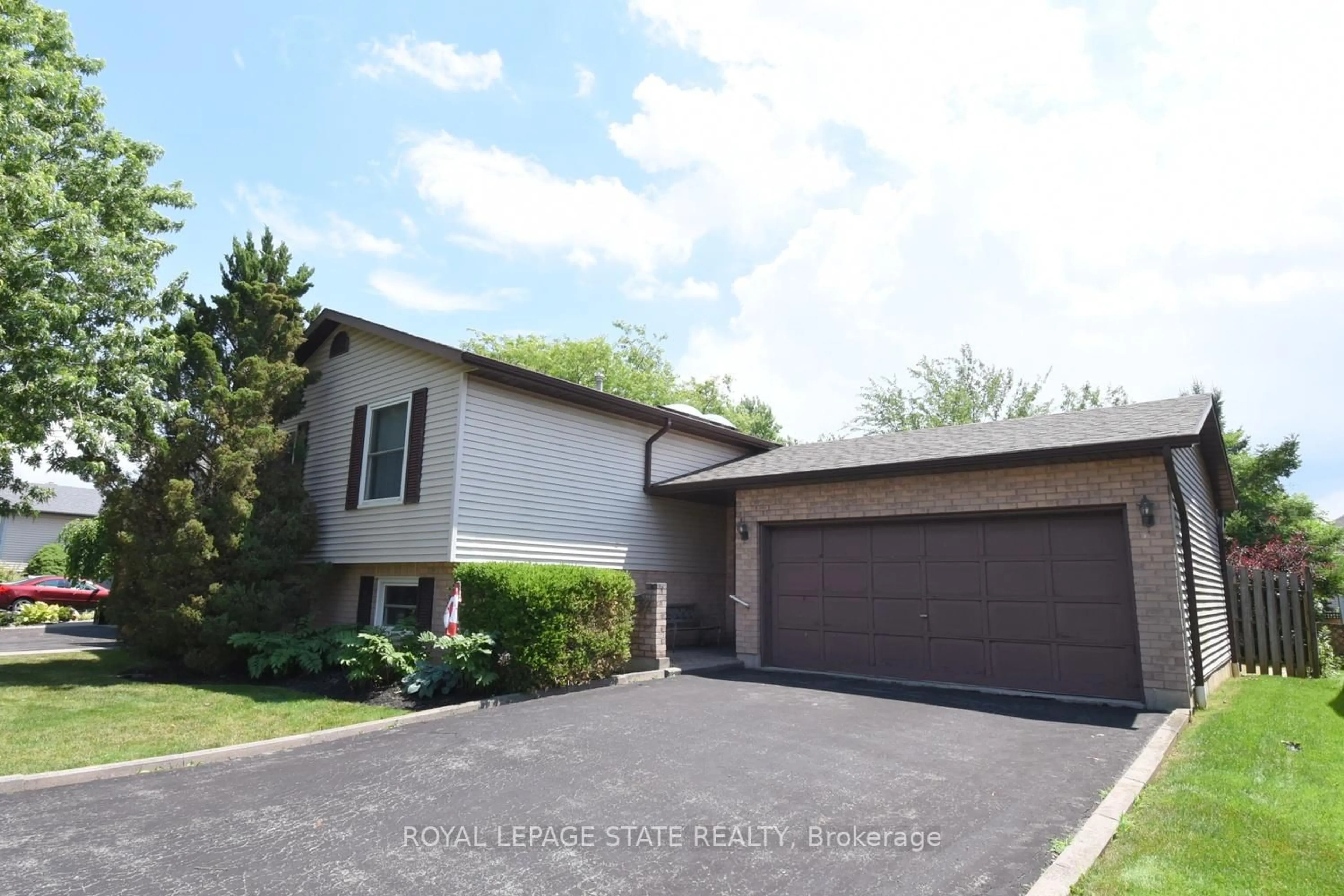 Home with vinyl exterior material, street for 32 McMaster Dr, Haldimand Ontario N3W 1H5