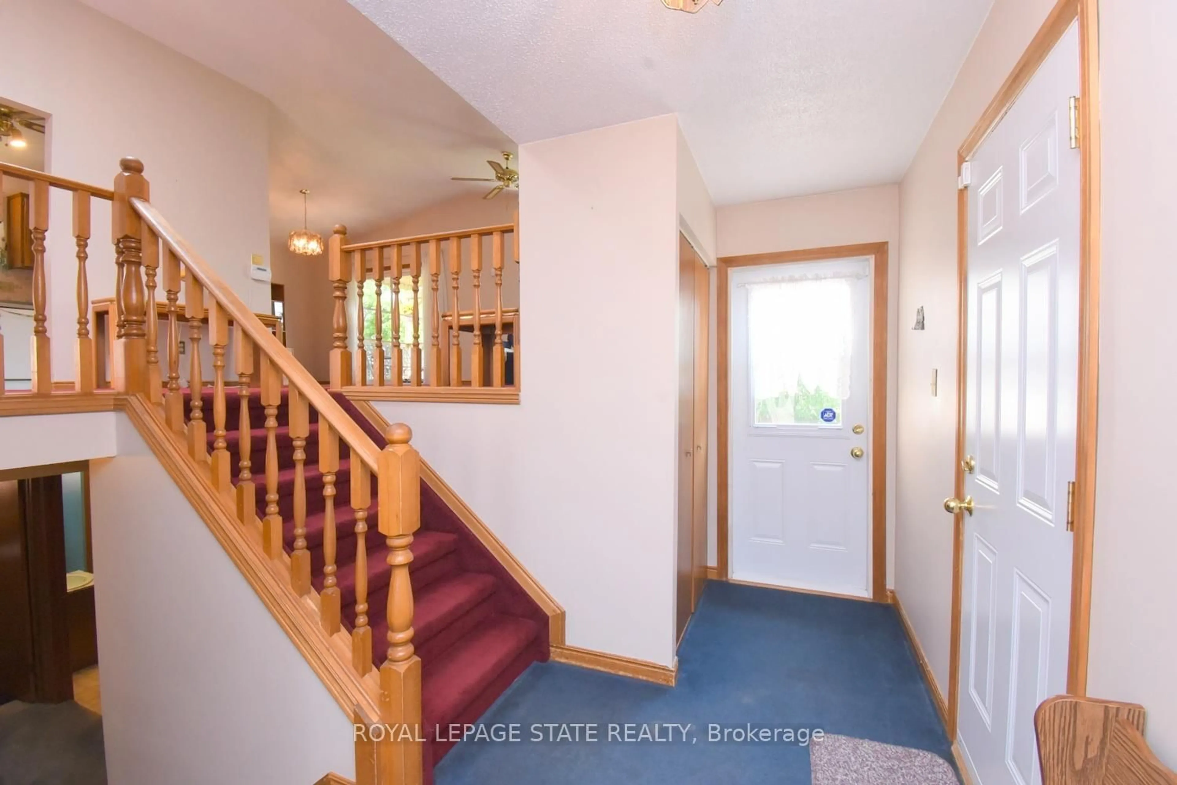 Indoor foyer for 32 McMaster Dr, Haldimand Ontario N3W 1H5