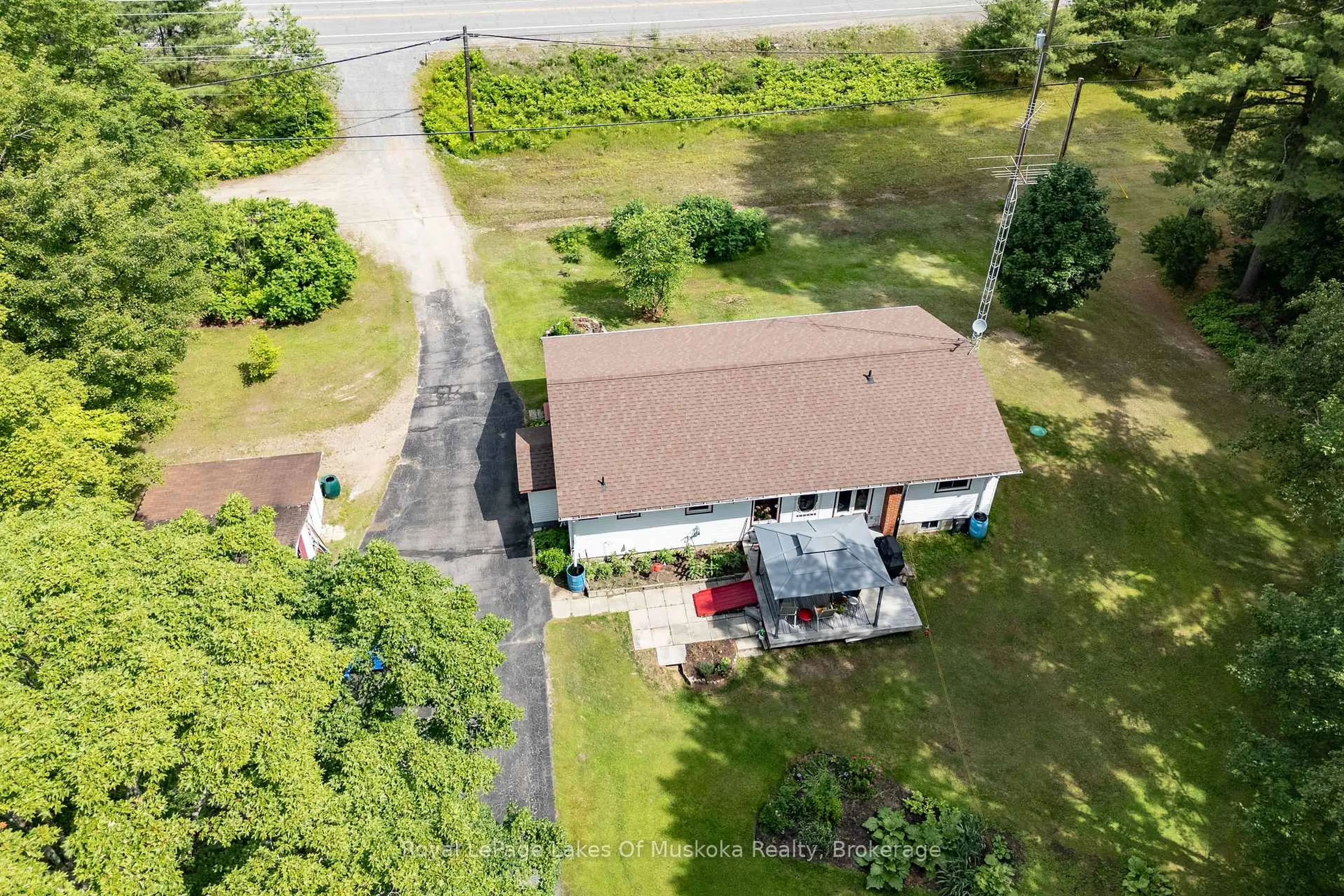 A pic from outside/outdoor area/front of a property/back of a property/a pic from drone, unknown for 1170 Muskoka 117 Rd, Bracebridge Ontario P1L 1W9