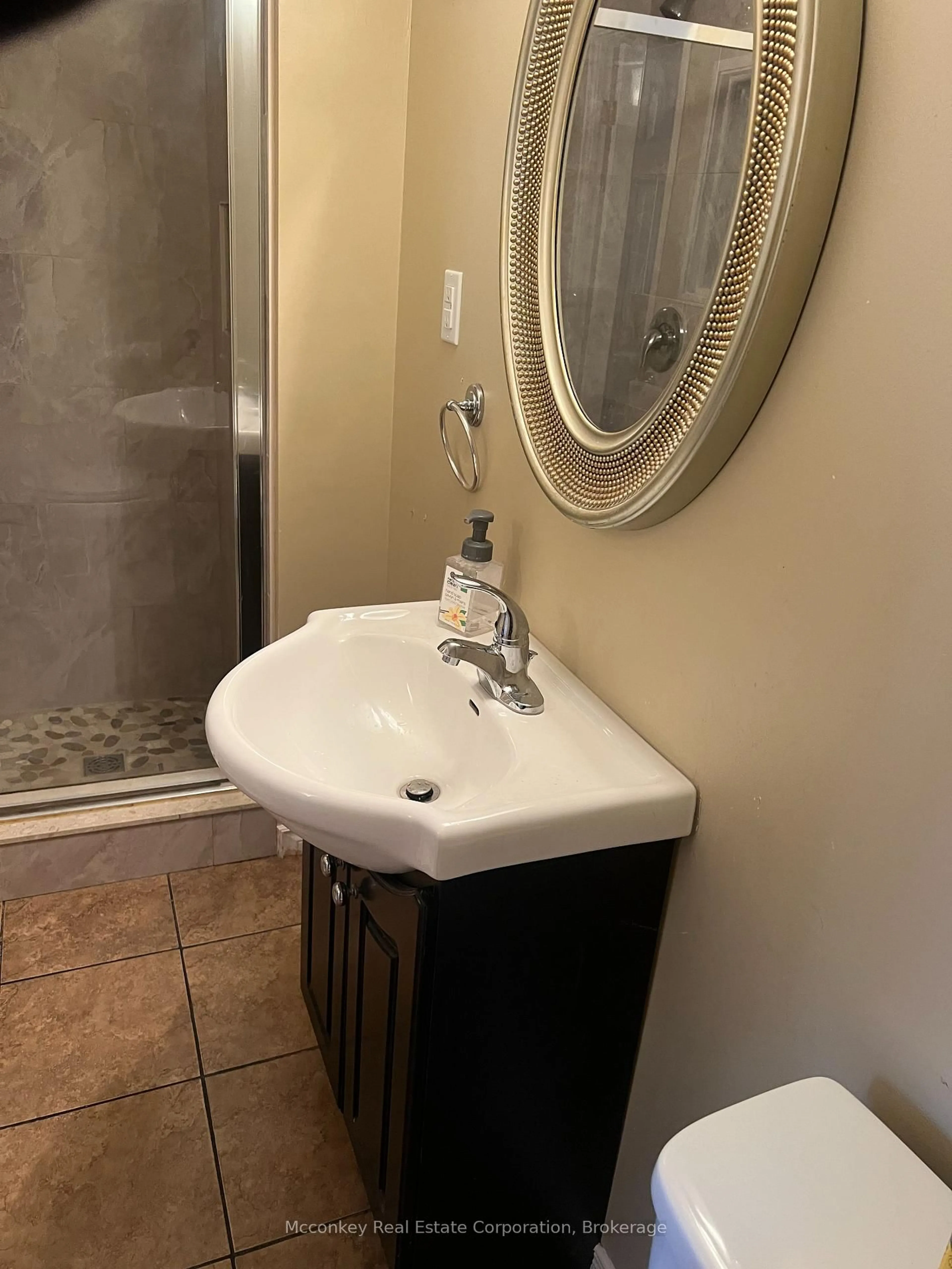 Standard bathroom, ceramic/tile floor for 175 DOURO St, Peterborough Ontario K9H 1H7
