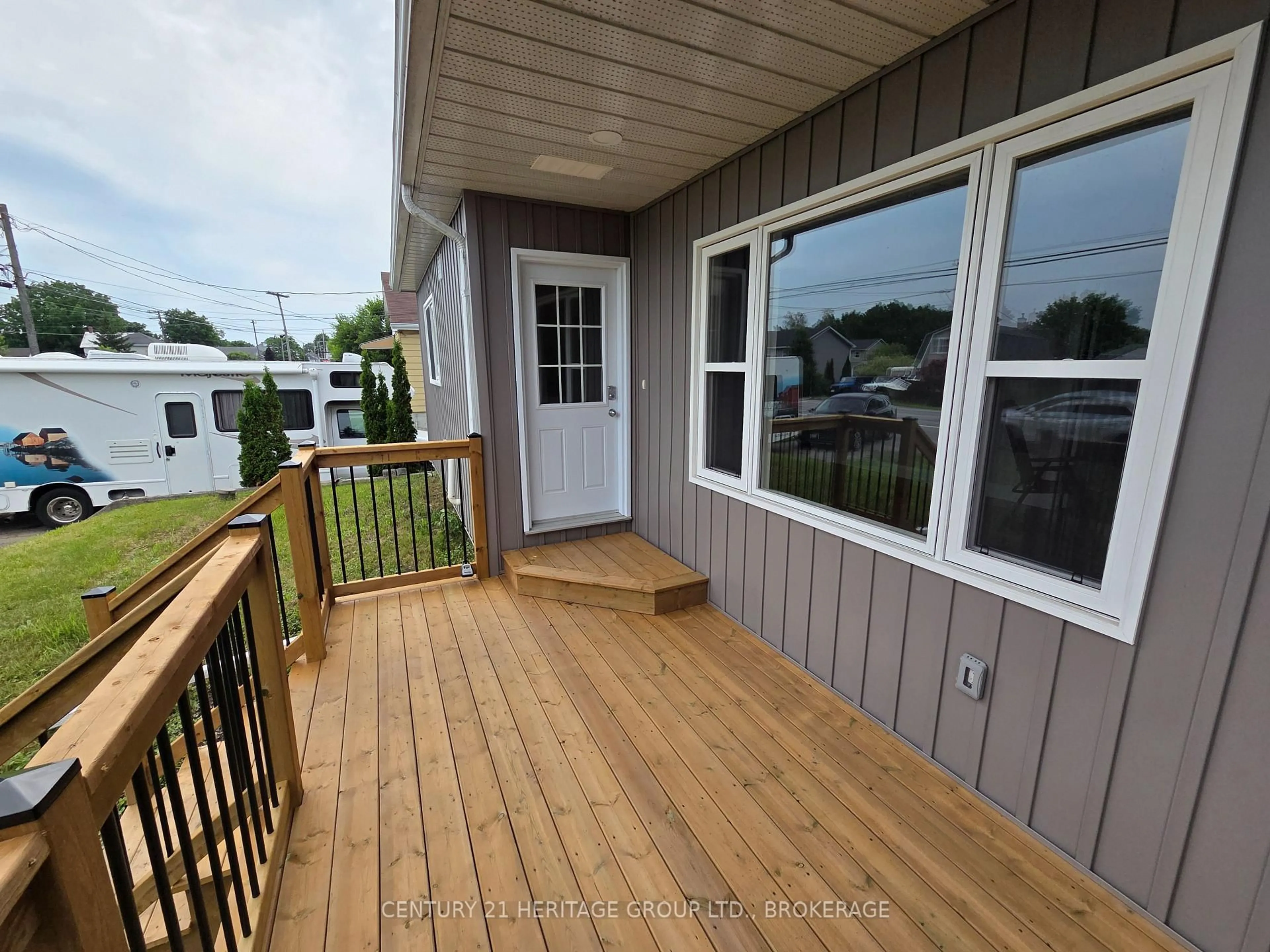 Home with vinyl exterior material, water/lake/river/ocean view for 7510 Roger Stevens Dr, Smiths Falls Ontario K7A 4X9