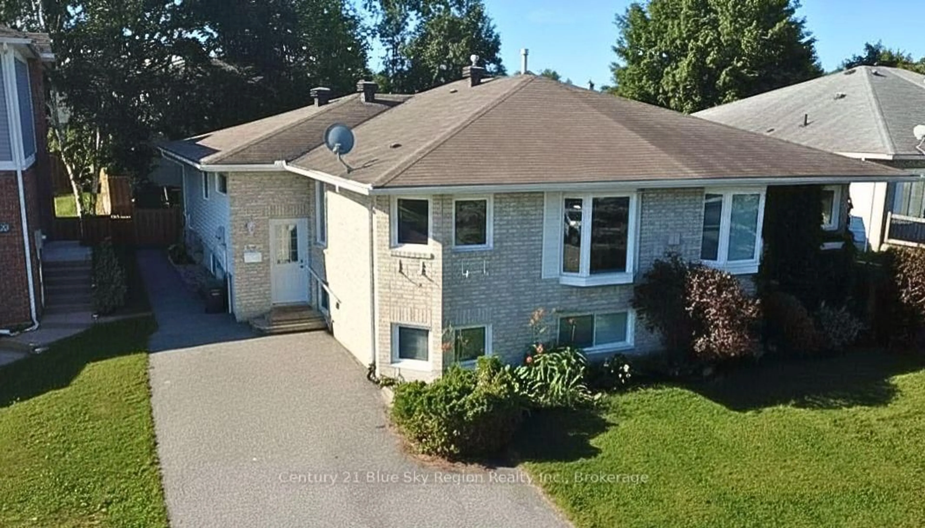 A pic from outside/outdoor area/front of a property/back of a property/a pic from drone, street for 170 Cloverbrae Cres, North Bay Ontario P1A 4J3