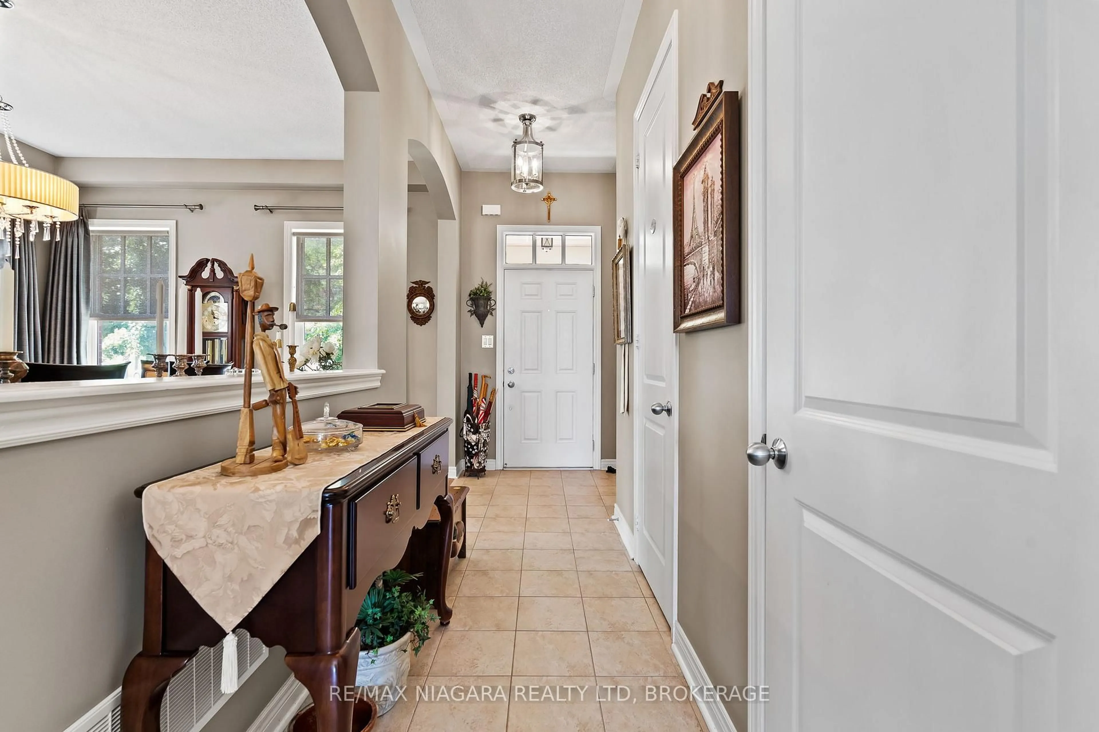 Indoor entryway for 96 Garrison Village Dr, Niagara-on-the-Lake Ontario L0S 1J0