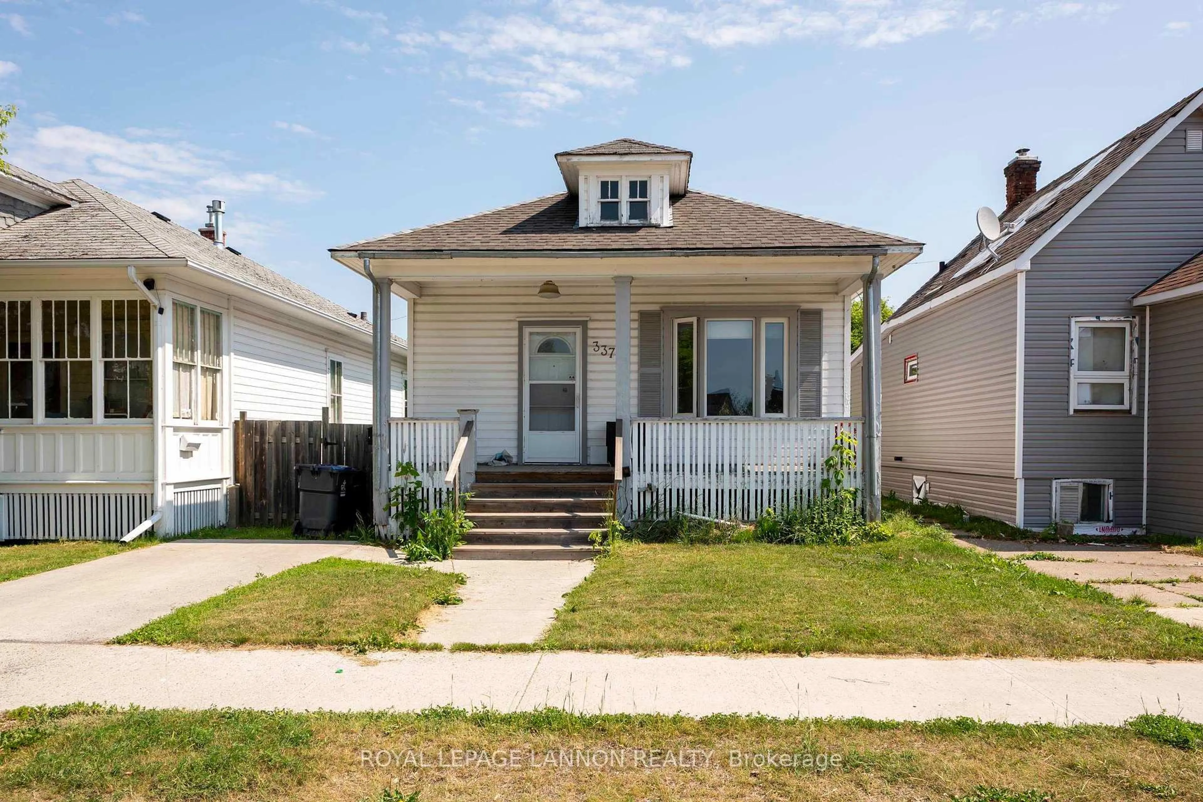 Home with vinyl exterior material, street for 337 Heron St, Thunder Bay Ontario P7C 2M7