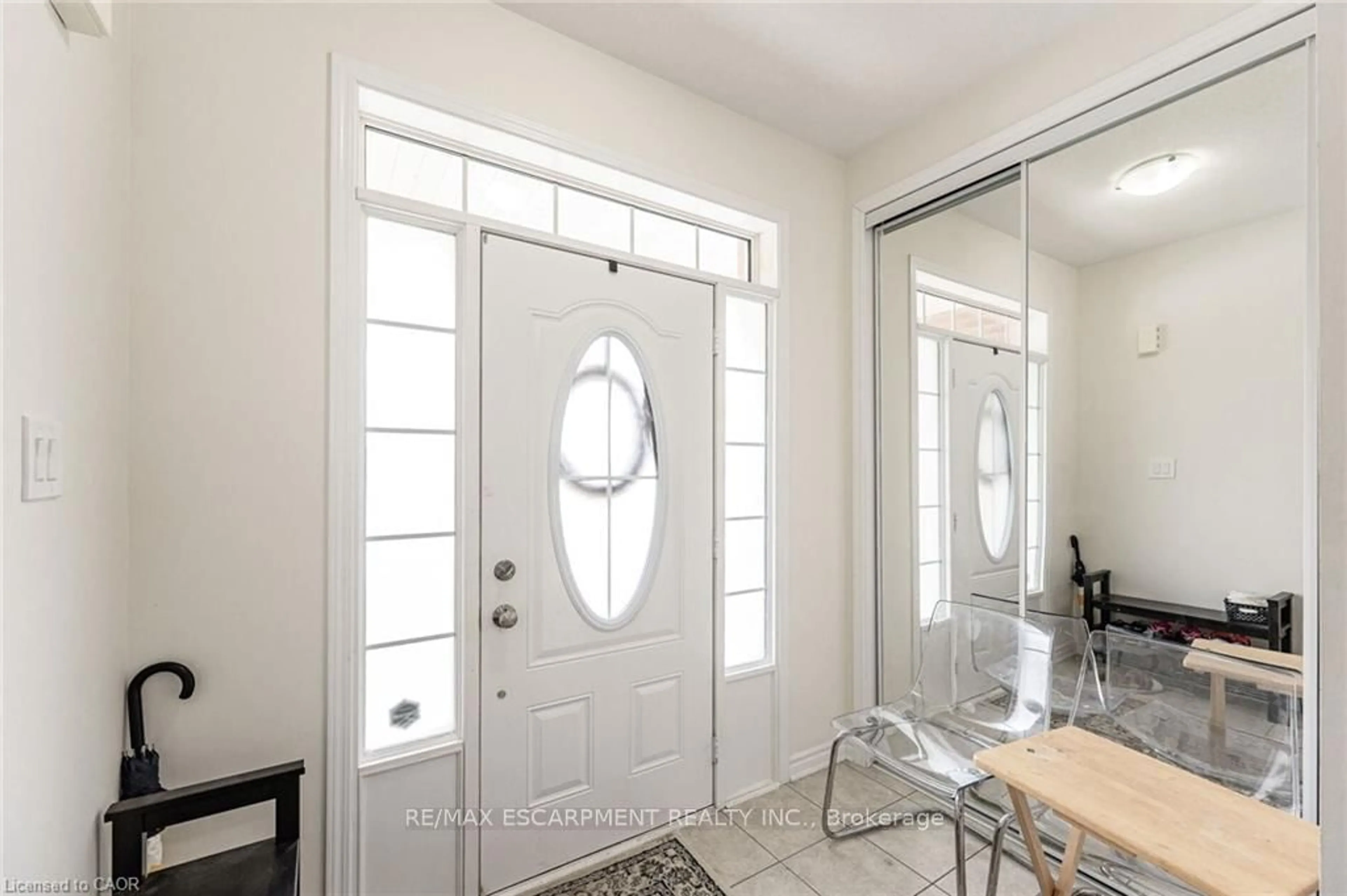 Indoor entryway for 286 Spring Creek Dr, Hamilton Ontario L8B 0Y5