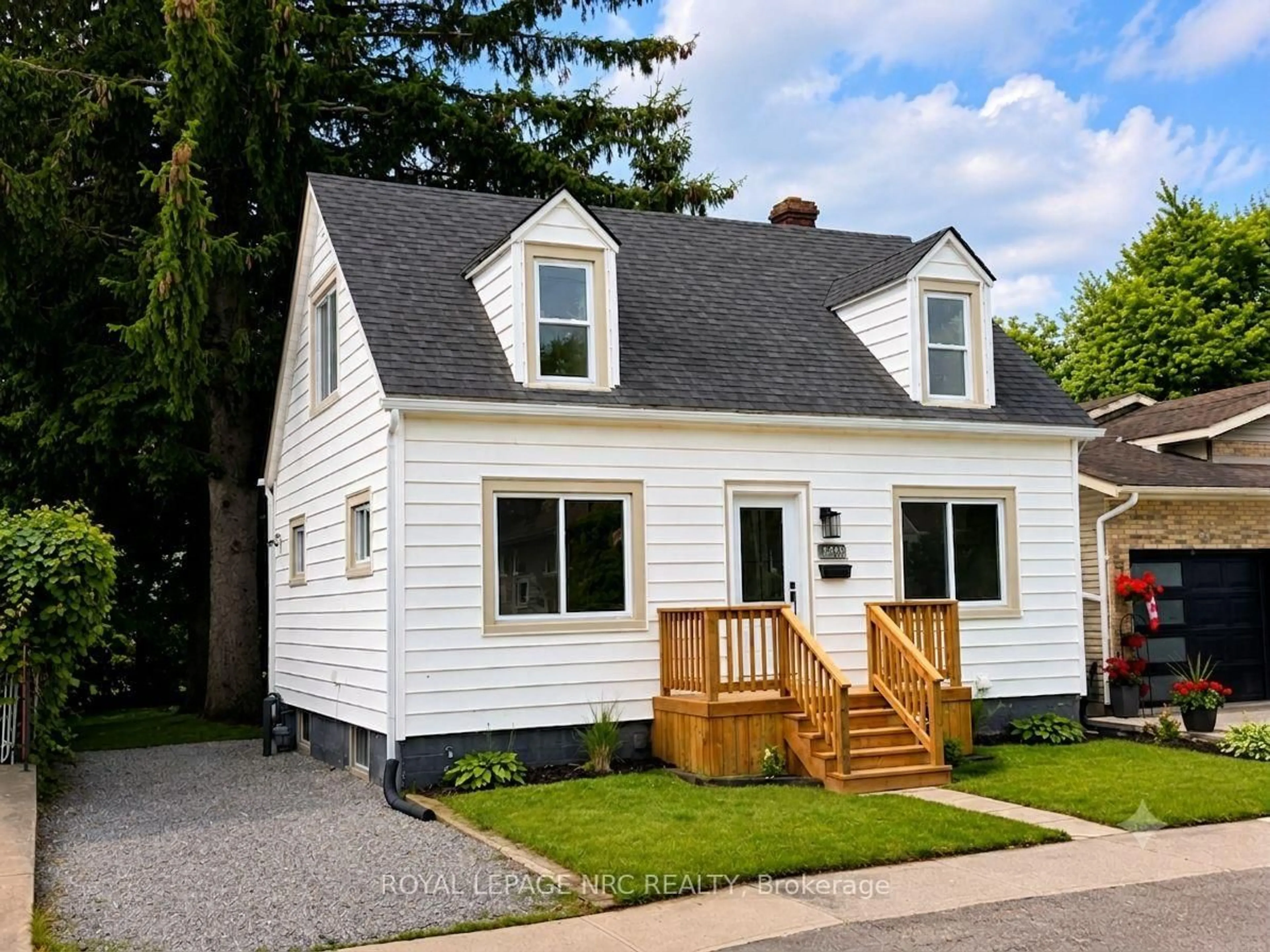 Home with vinyl exterior material, street for 6486 Culp St, Niagara Falls Ontario L2G 2C1