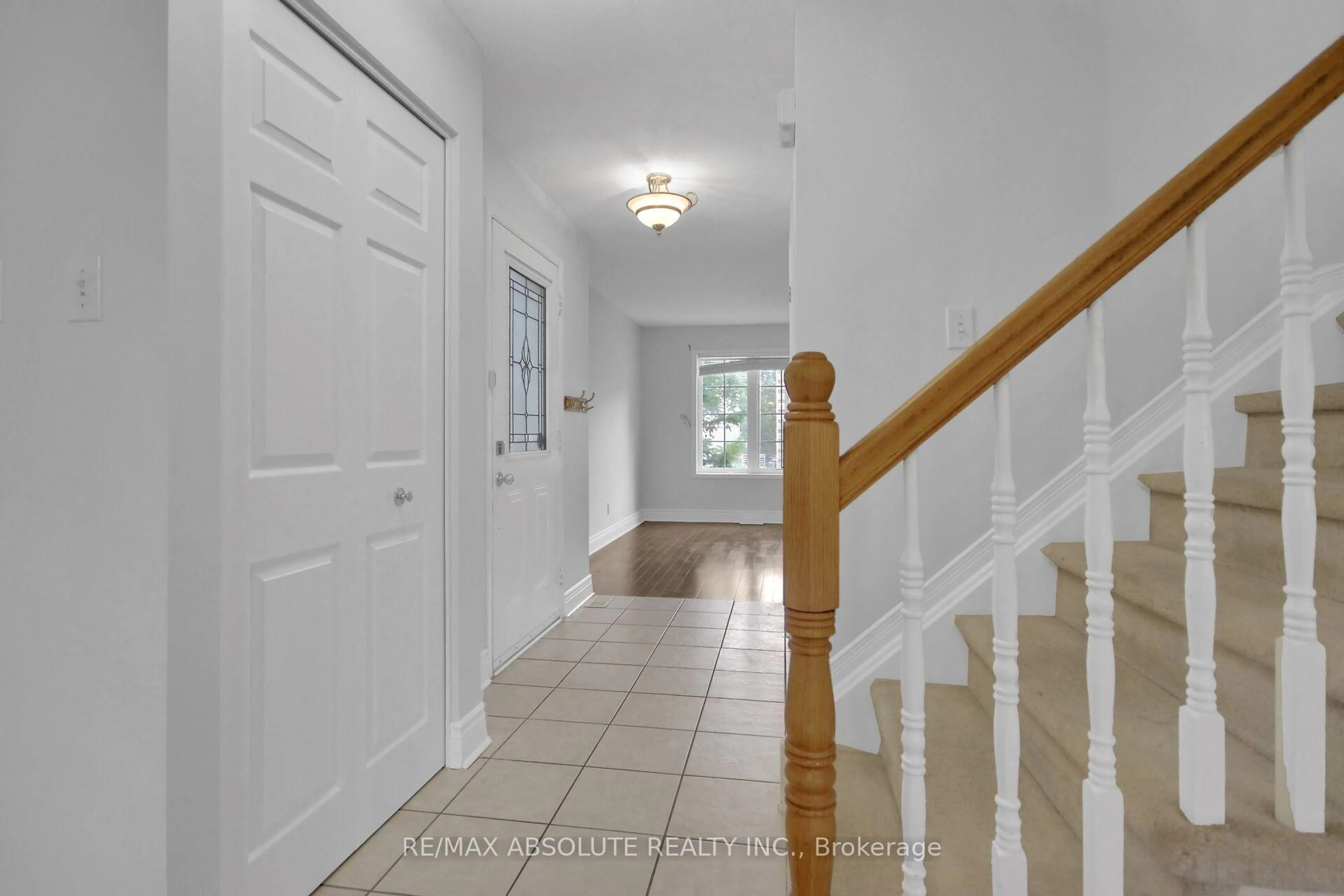 Indoor foyer for 8 Riverbank Crt, Stittsville Ontario K2S 1V7