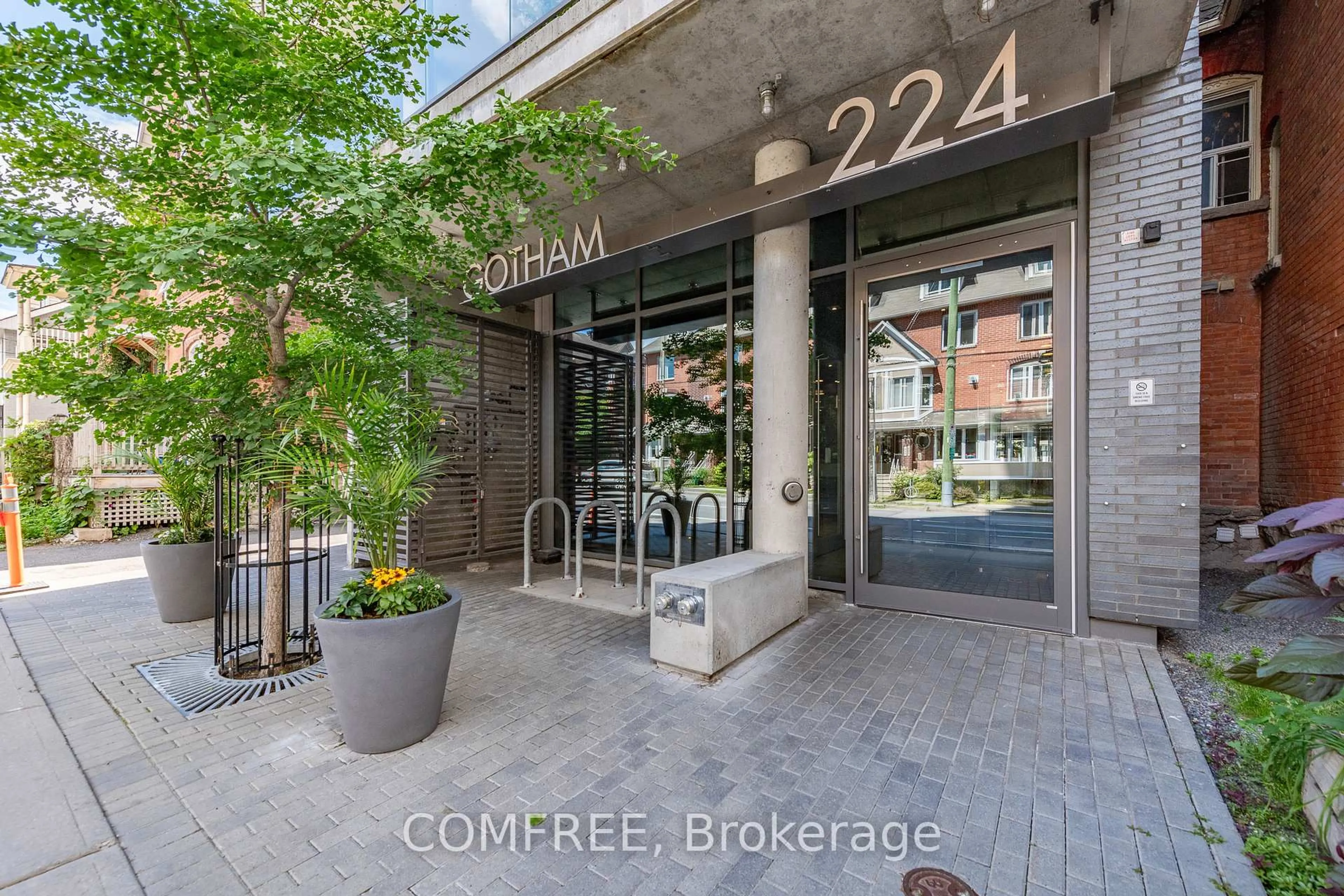 Indoor foyer for 224 Lyon St #402, Ottawa Ontario K1R 0C1