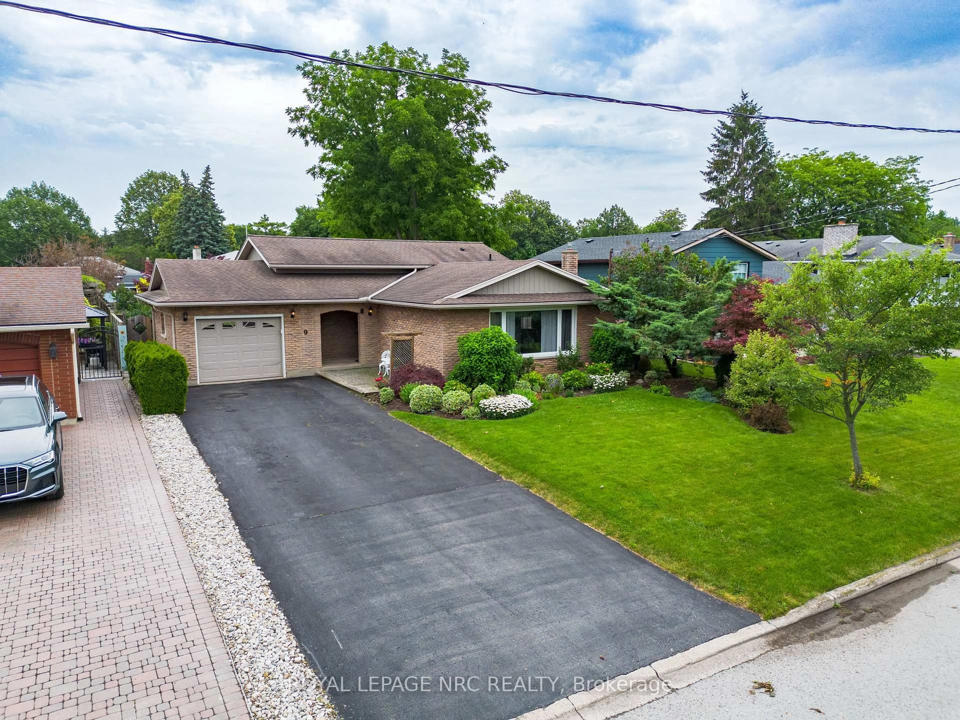 A pic from outside/outdoor area/front of a property/back of a property/a pic from drone, street for 9 Sandy Cove Dr, St. Catharines Ontario L2N 5Z3