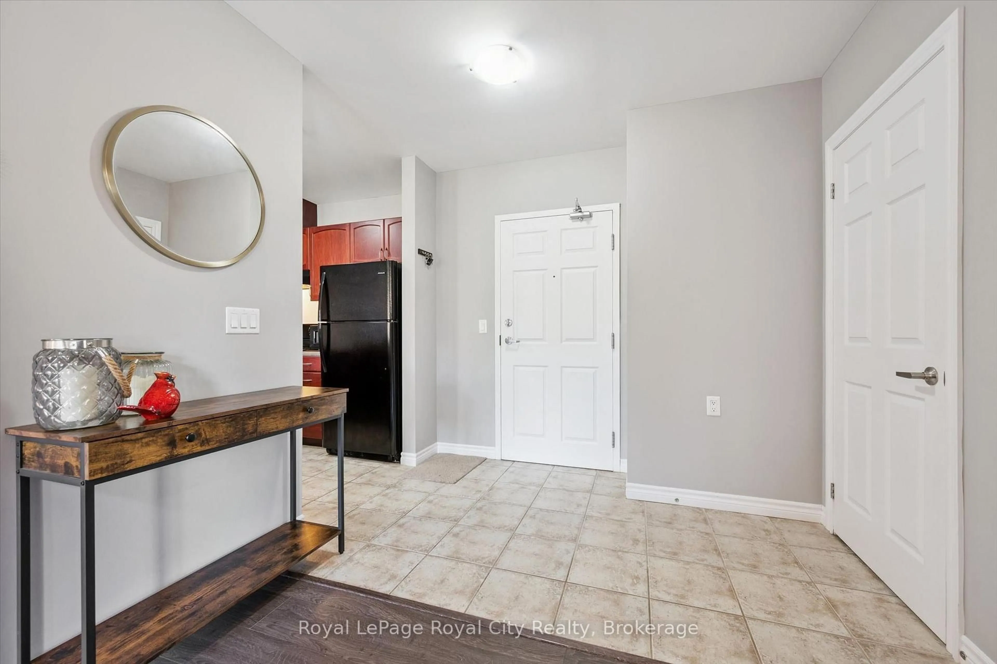 Indoor entryway for 2 Colonial Dr #113, Guelph Ontario N1L 0K8