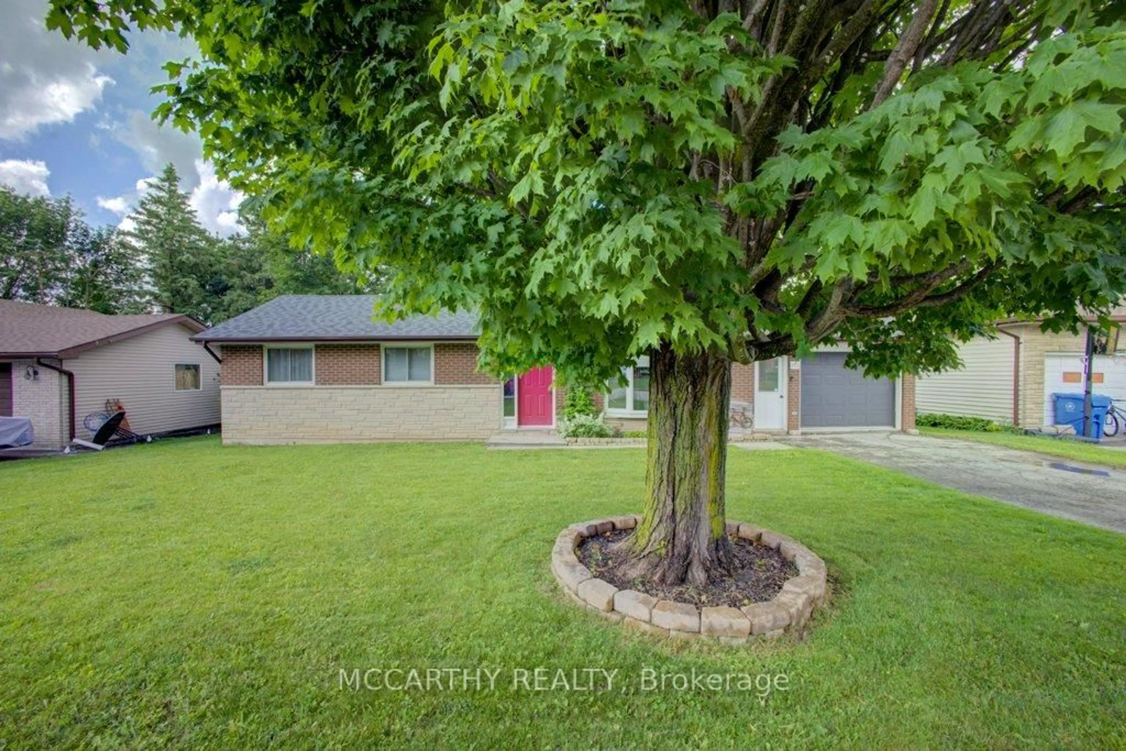A pic from outside/outdoor area/front of a property/back of a property/a pic from drone, street for 112 Marie St, Shelburne Ontario L9V 2W8