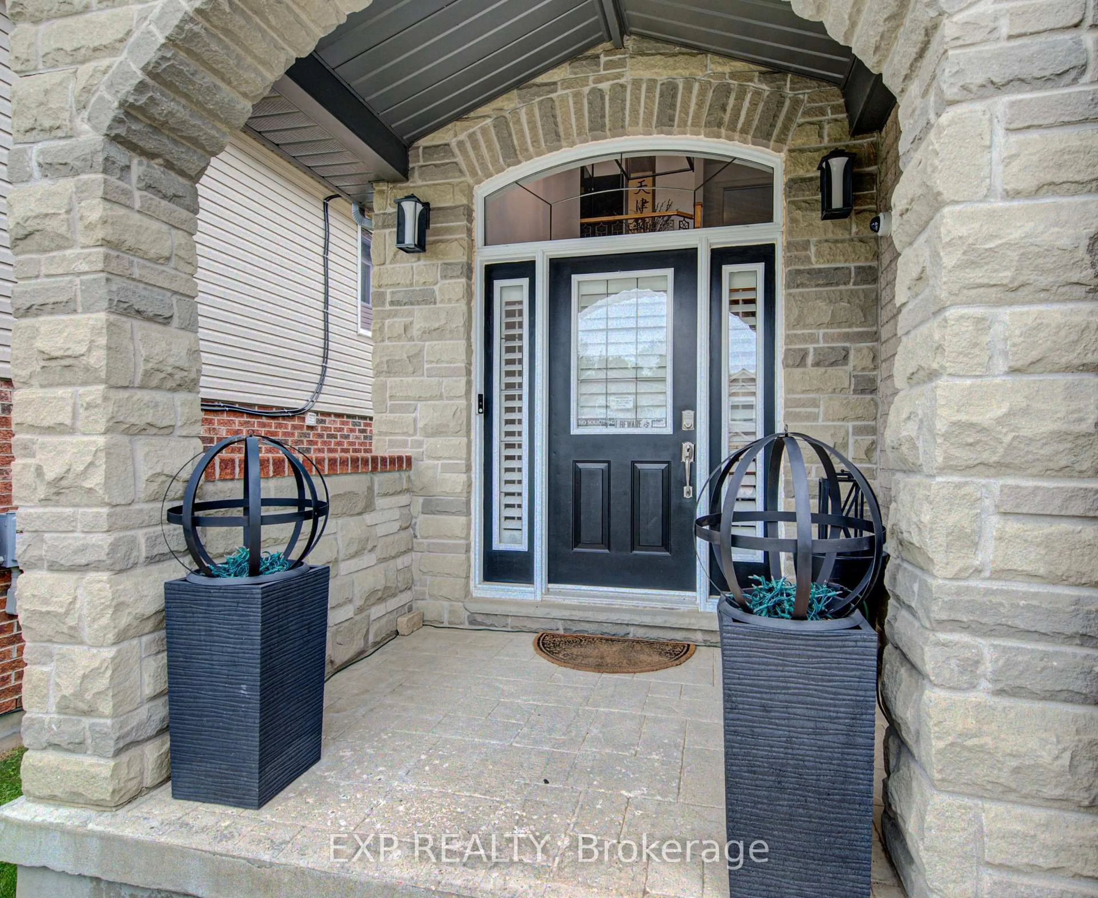 Indoor entryway for 19 Bridleridge St, Kitchener Ontario N2P 2T9