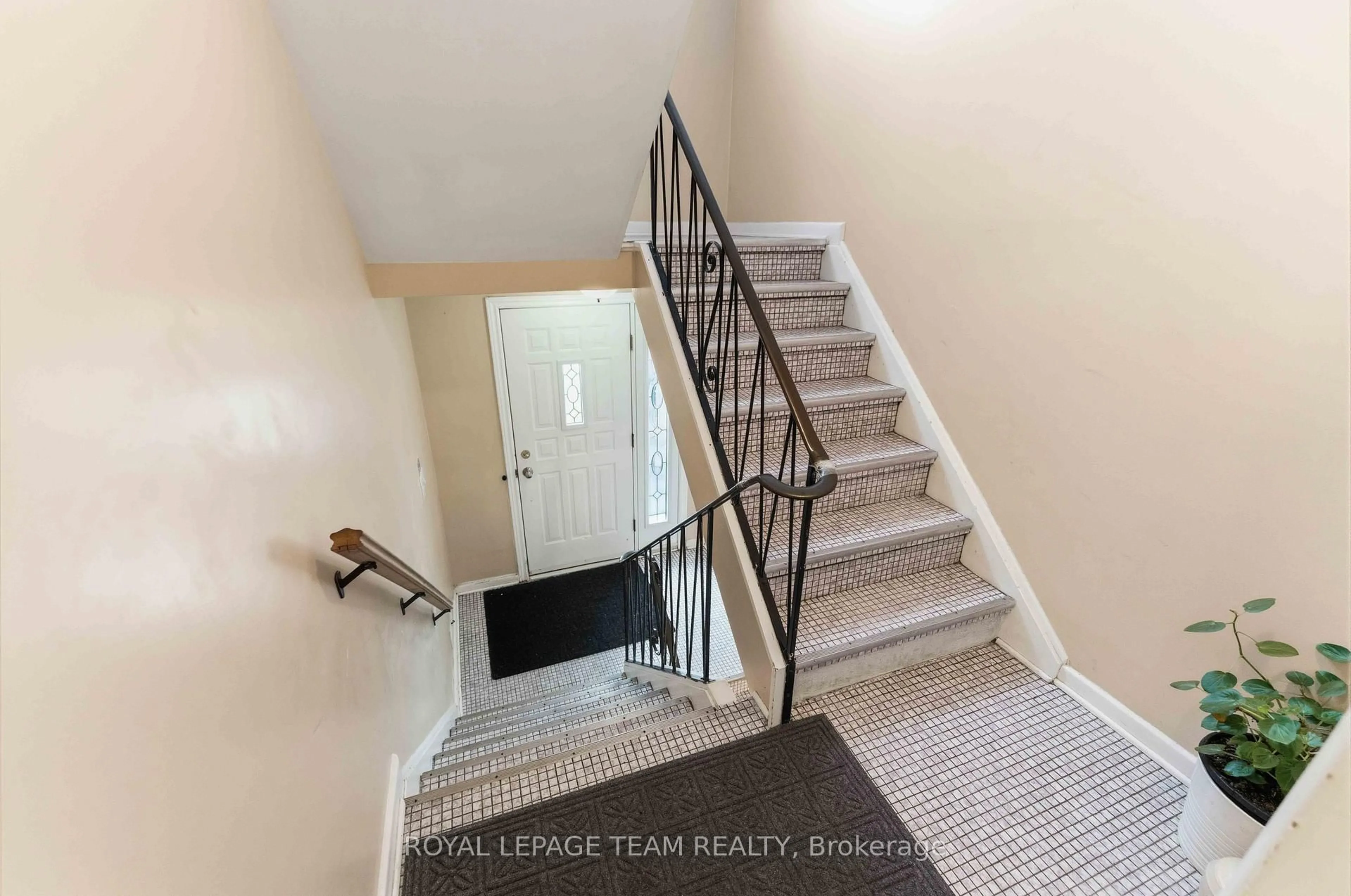 Stairs for 1197 Maitland Ave, Ottawa Ontario K2C 2B8