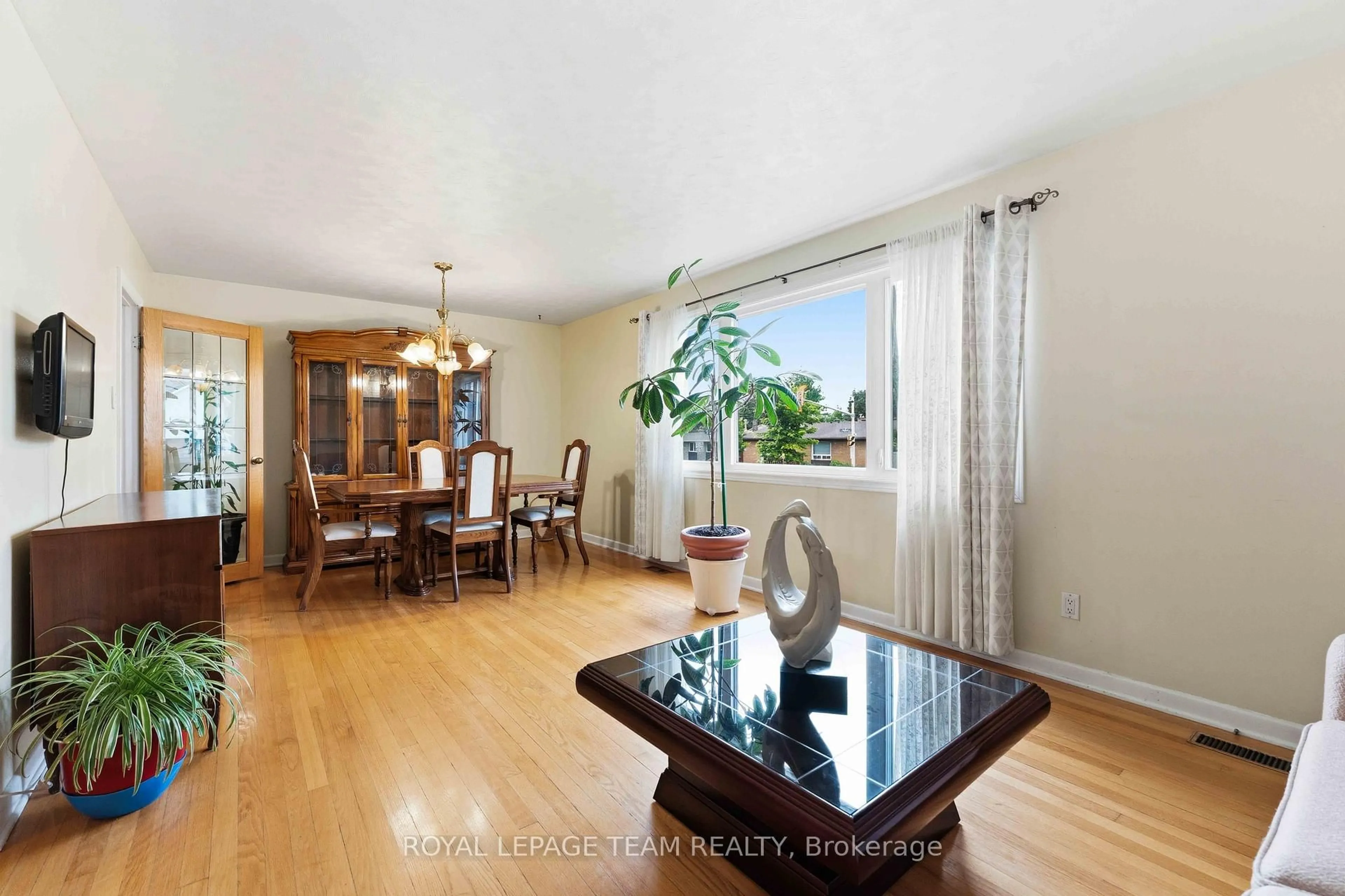 Dining room, wood/laminate floor for 1197 Maitland Ave, Ottawa Ontario K2C 2B8